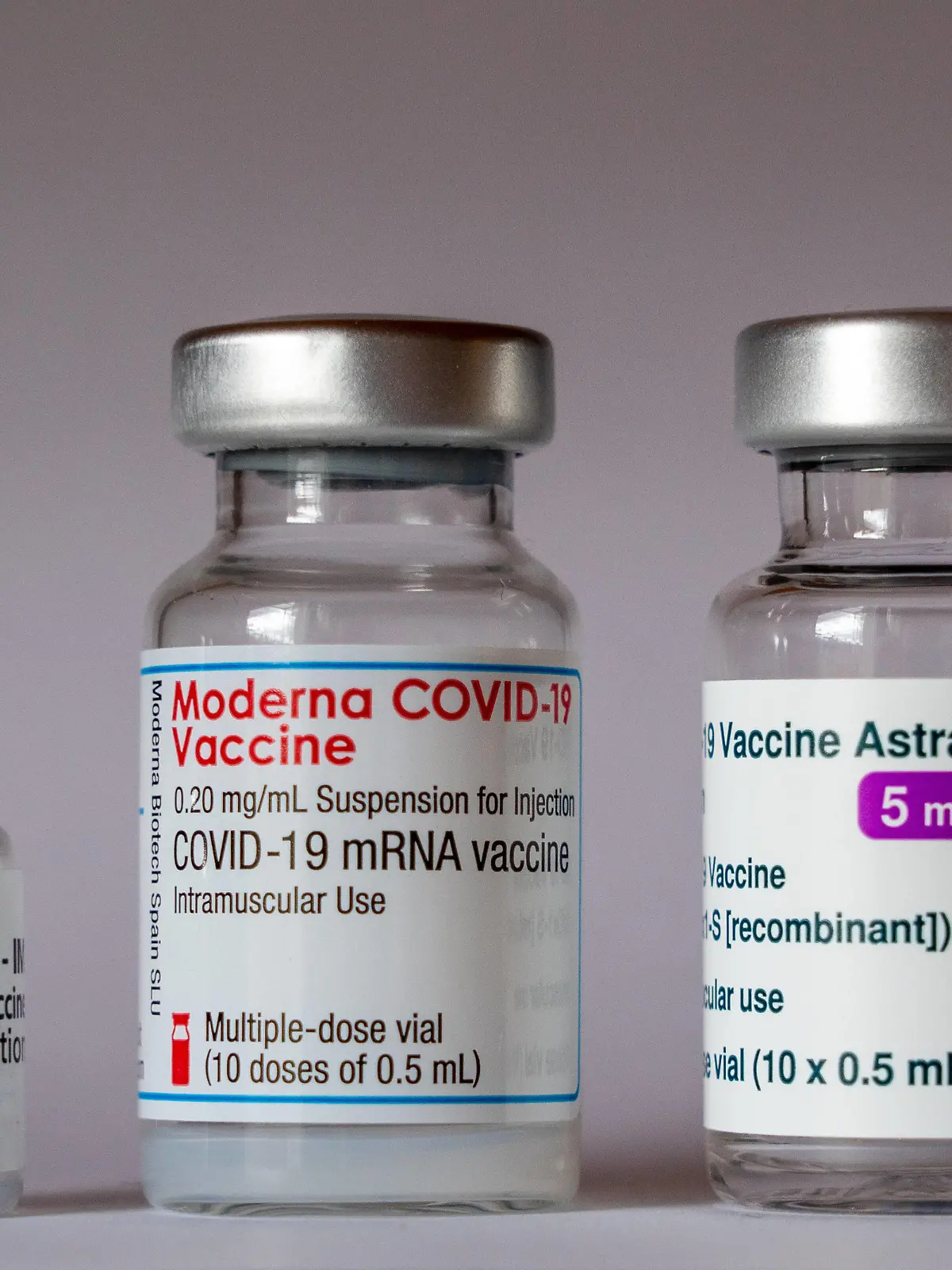  Corona - Impfstoff Drei Impfampullen der Firmen l-r BioNTech/Pfizer Comirnaty, Moderna und AstraZeneca stehen nebeneinander. Der Impfstoff des deutschamerikanischen Unternehmens BioNTech/Pfizer und des US-Unternehmens Moderna ist ein s.g. mRNA Impfstoff und der des schwedisch-britischen Unternehmens AstraZeneca ein s.g. Vektorimpfstoff. Leipzig Großzschocher Sachsen Deutschland *** Corona vaccine Three vaccine vials of the companies l r BioNTech Pfizer Comirnaty , Moderna and AstraZeneca stand side by side The vaccine of the German American company BioNTech Pfizer and the US company Moderna is a s g mRNA vaccine and that of the Swedish British company AstraZeneca is a s g vector vaccine Leipzig Großzschocher Saxony Germany