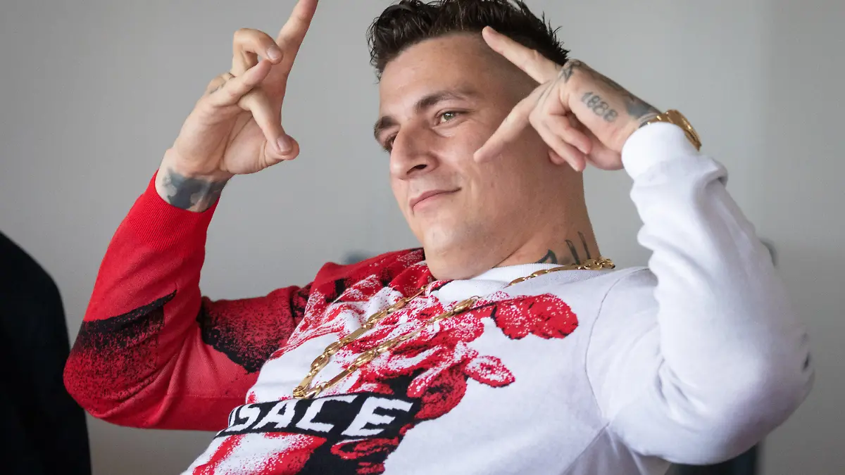 ARCHIV - 23.06.2020, Hamburg: Der Rapper Gzuz, Mitglied der Hamburger Hip-Hop-Gruppe 187 Strassenbande, sitzt im provisorischen Gerichtssaal im Strafjustizgebäude. Dem Musiker werden unter anderem Verstöße gegen das Waffengesetz, versuchter Diebstahl und Körperverletzung vorgeworfen. Foto: Christian Charisius/dpa +++ dpa-Bildfunk +++