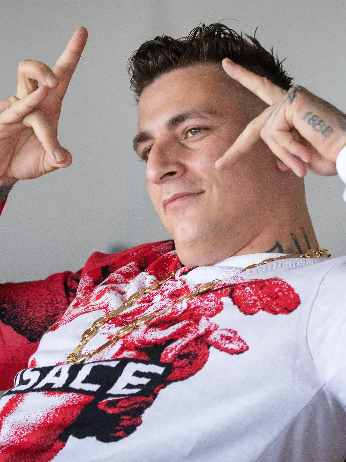 ARCHIV - 23.06.2020, Hamburg: Der Rapper Gzuz, Mitglied der Hamburger Hip-Hop-Gruppe 187 Strassenbande, sitzt im provisorischen Gerichtssaal im Strafjustizgebäude. Dem Musiker werden unter anderem Verstöße gegen das Waffengesetz, versuchter Diebstahl und Körperverletzung vorgeworfen. Foto: Christian Charisius/dpa +++ dpa-Bildfunk +++