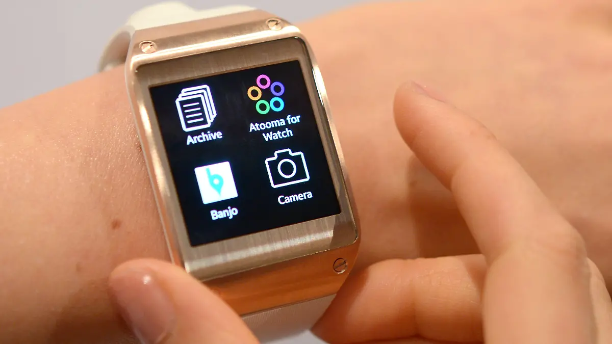 The new Samsung ?Galaxy Gear? smartwatch is presented during the Internationale Funkausstellung (IFA) at the Tempodrom in Berlin, Germany 04 September 2013. Photo: Rainer Jensen/dpa +++(c) dpa - Bildfunk+++