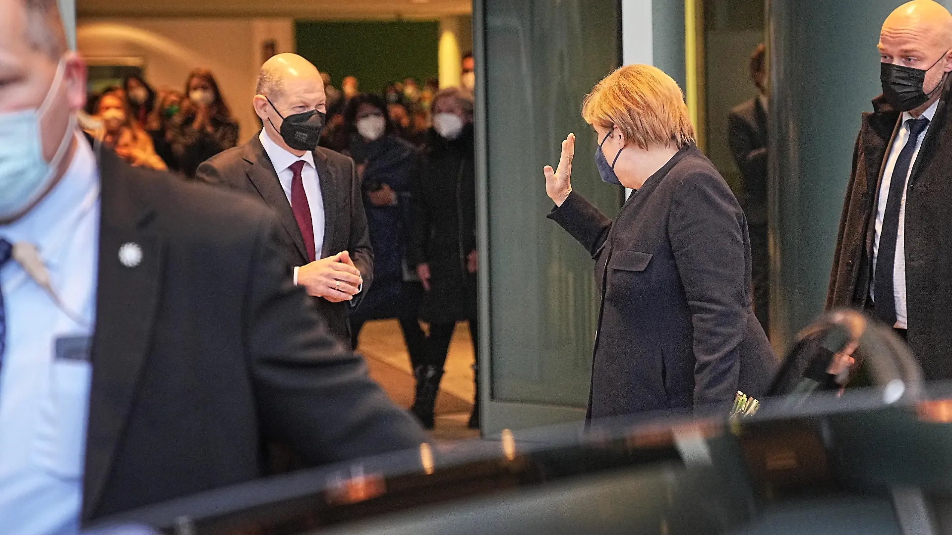 Angela Merkel winkt zum Abschied nach der Amtsübergabe der bisherigen Bundeskanzlerin Angela Merkel (CDU) an den neu gewählten Bundeskanzler Olaf Scholz (SPD, l) im Bundeskanzleramt.
