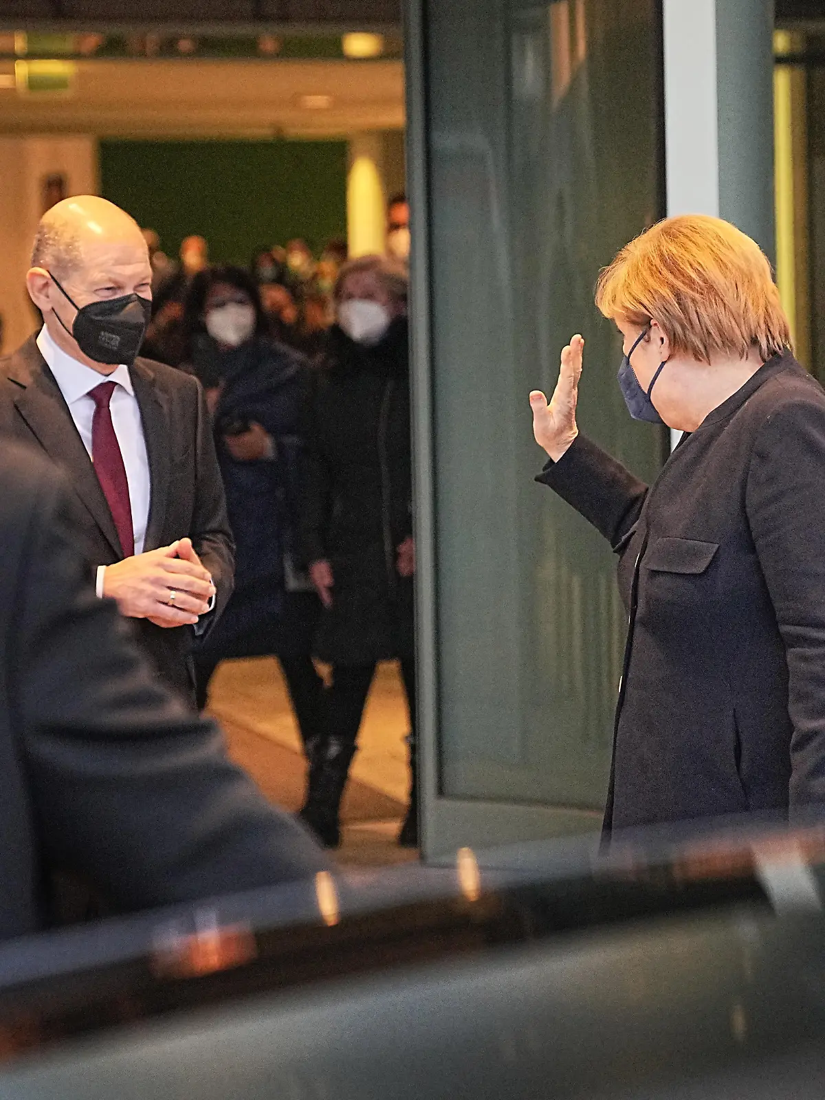 Angela Merkel winkt zum Abschied nach der Amtsübergabe der bisherigen Bundeskanzlerin Angela Merkel (CDU) an den neu gewählten Bundeskanzler Olaf Scholz (SPD, l) im Bundeskanzleramt.