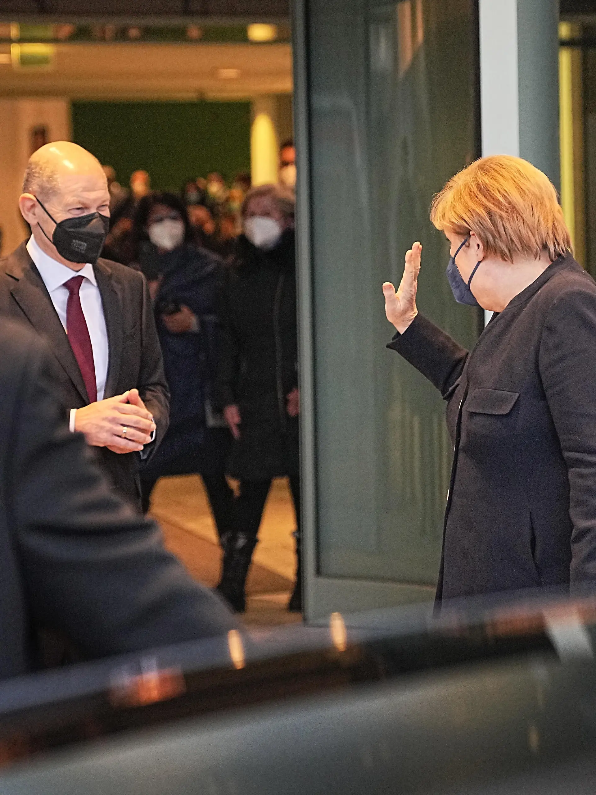 Angela Merkel winkt zum Abschied nach der Amtsübergabe der bisherigen Bundeskanzlerin Angela Merkel (CDU) an den neu gewählten Bundeskanzler Olaf Scholz (SPD, l) im Bundeskanzleramt.