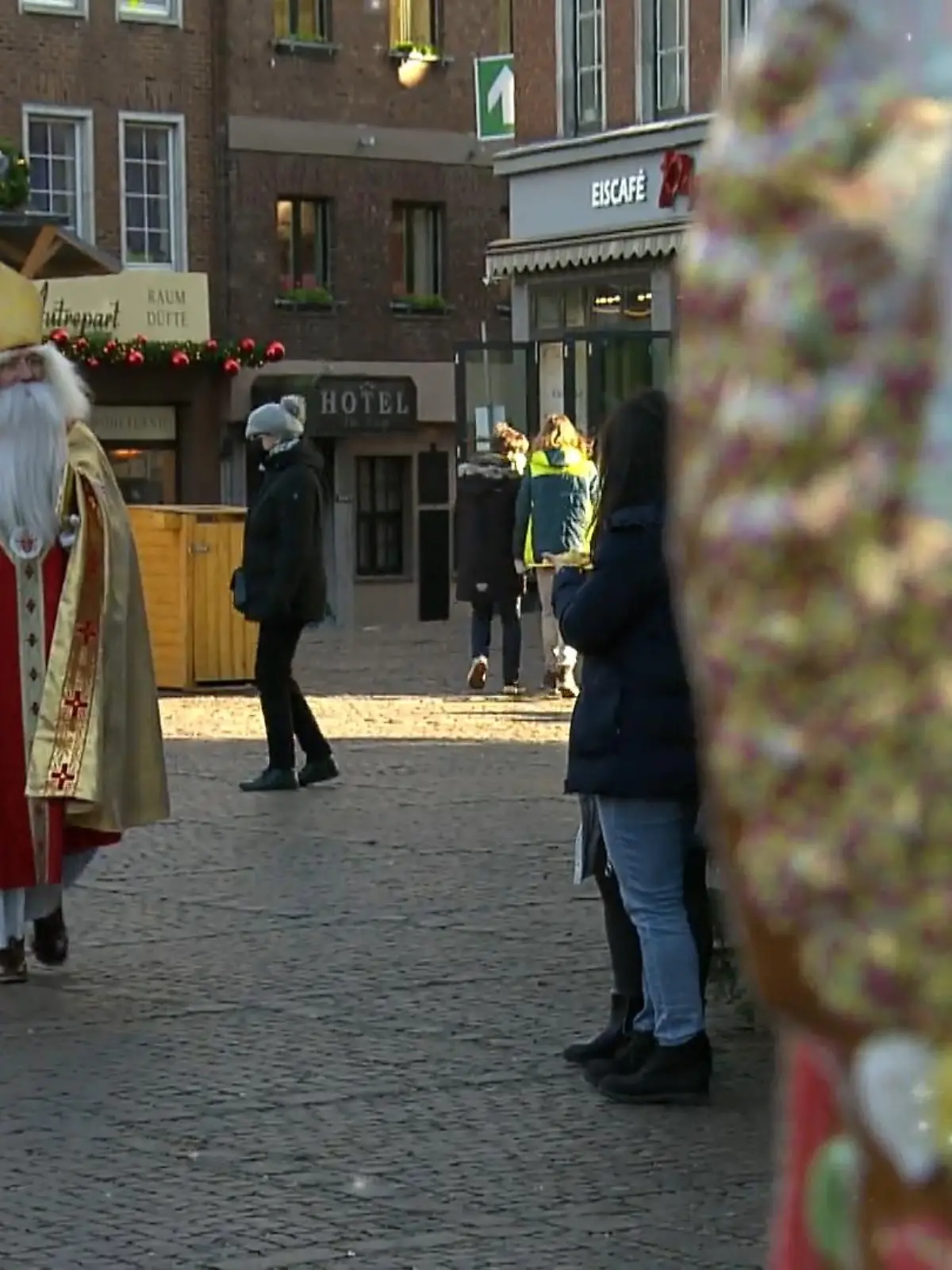 Bild zu: "Nikolaus spendet Trost und Hoffnung"