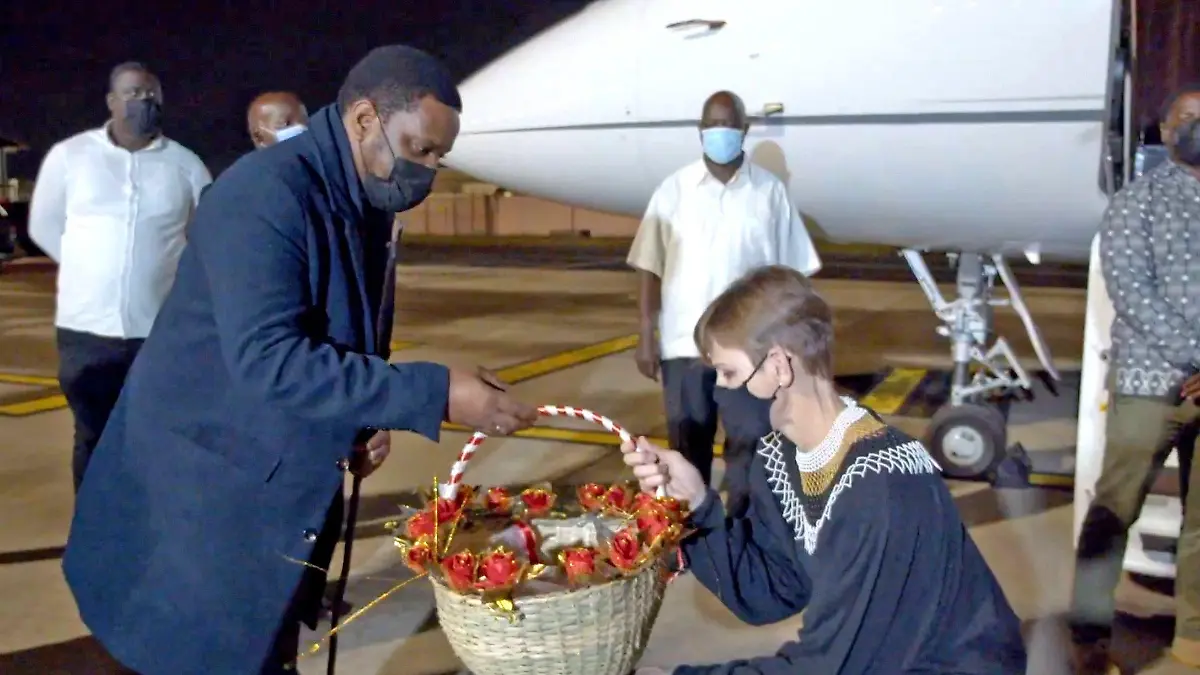 HANDOUT - 08.11.2021, Südafrika, Durban: Das Standbild aus einem Video zeigt Fürstin Charlene von Monaco bei ihrer Verabschiedung auf dem Flughafen. Monatelang hing Fürstin Charlene von Monaco wegen Gesundheitsproblemen nach einer komplizierten Operation in Südafrika fest - nun ist sie zurück bei ihrer Familie. Foto: Chantell Wittstock/The Princess Charlene Of Monaco Foundation/dpa - ACHTUNG: Nur zur redaktionellen Verwendung im Zusammenhang mit der aktuellen Berichterstattung und nur mit vollständiger Nennung des vorstehenden Credits +++ dpa-Bildfunk +++
