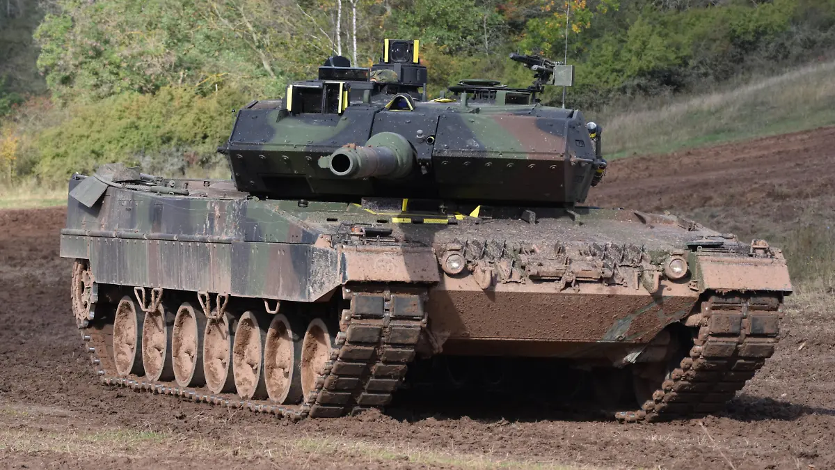 Leopard 2 A6 Kampfpanzer während einer Gefechtsvorführung Kampfpanzer Leopard 2 A6 der Bundeswehr zeigt seine Wendigkeit und Einsatzmöglichkeiten während einer Vorführung im Rahmen eines Tages der offenen Tür des Panzerbataillon 393 in Bad Frankenhausen. Bad Frankenhausen Thüringen Deutschland *** Leopard 2 A6 main battle tank during a combat demonstration Bundeswehr Leopard 2 A6 main battle tank shows its manoeuvrability and deployment options during a demonstration at an open day of the Tank Battalion 393 in Bad Frankenhausen Bad Frankenhausen Thuringia Germany