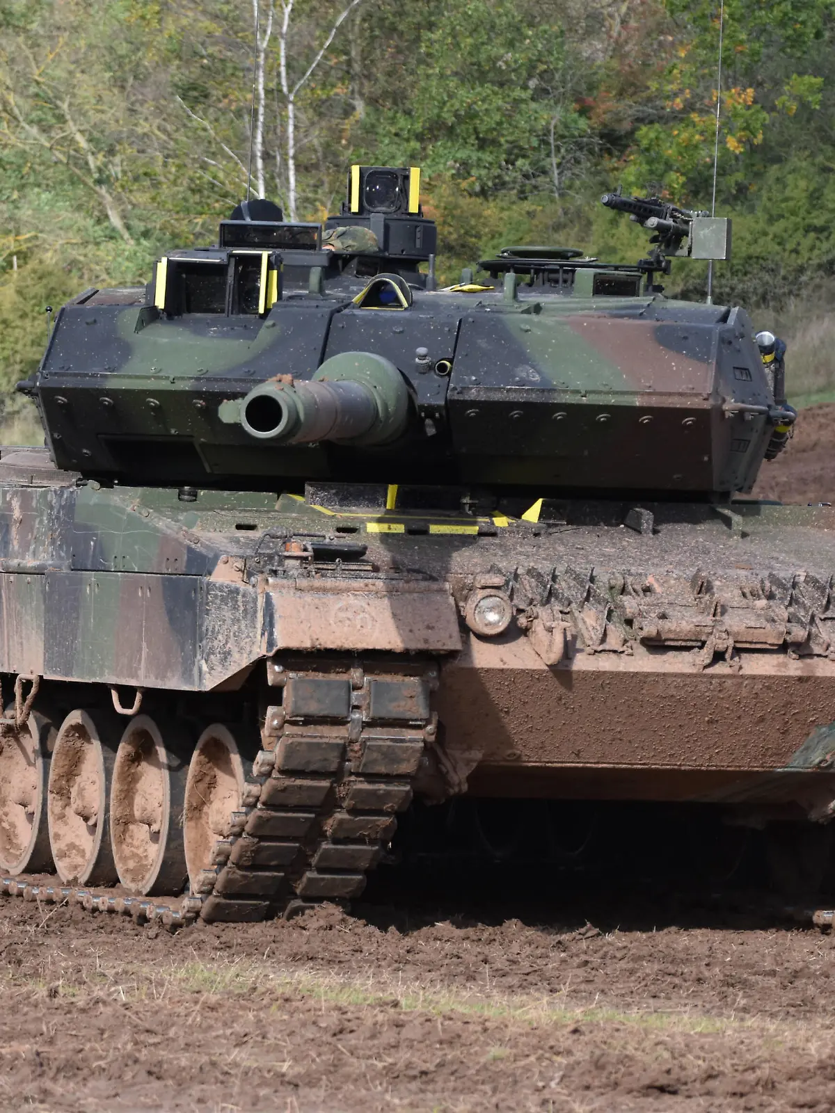 Leopard 2 A6 Kampfpanzer während einer Gefechtsvorführung Kampfpanzer Leopard 2 A6 der Bundeswehr zeigt seine Wendigkeit und Einsatzmöglichkeiten während einer Vorführung im Rahmen eines Tages der offenen Tür des Panzerbataillon 393 in Bad Frankenhausen. Bad Frankenhausen Thüringen Deutschland *** Leopard 2 A6 main battle tank during a combat demonstration Bundeswehr Leopard 2 A6 main battle tank shows its manoeuvrability and deployment options during a demonstration at an open day of the Tank Battalion 393 in Bad Frankenhausen Bad Frankenhausen Thuringia Germany 