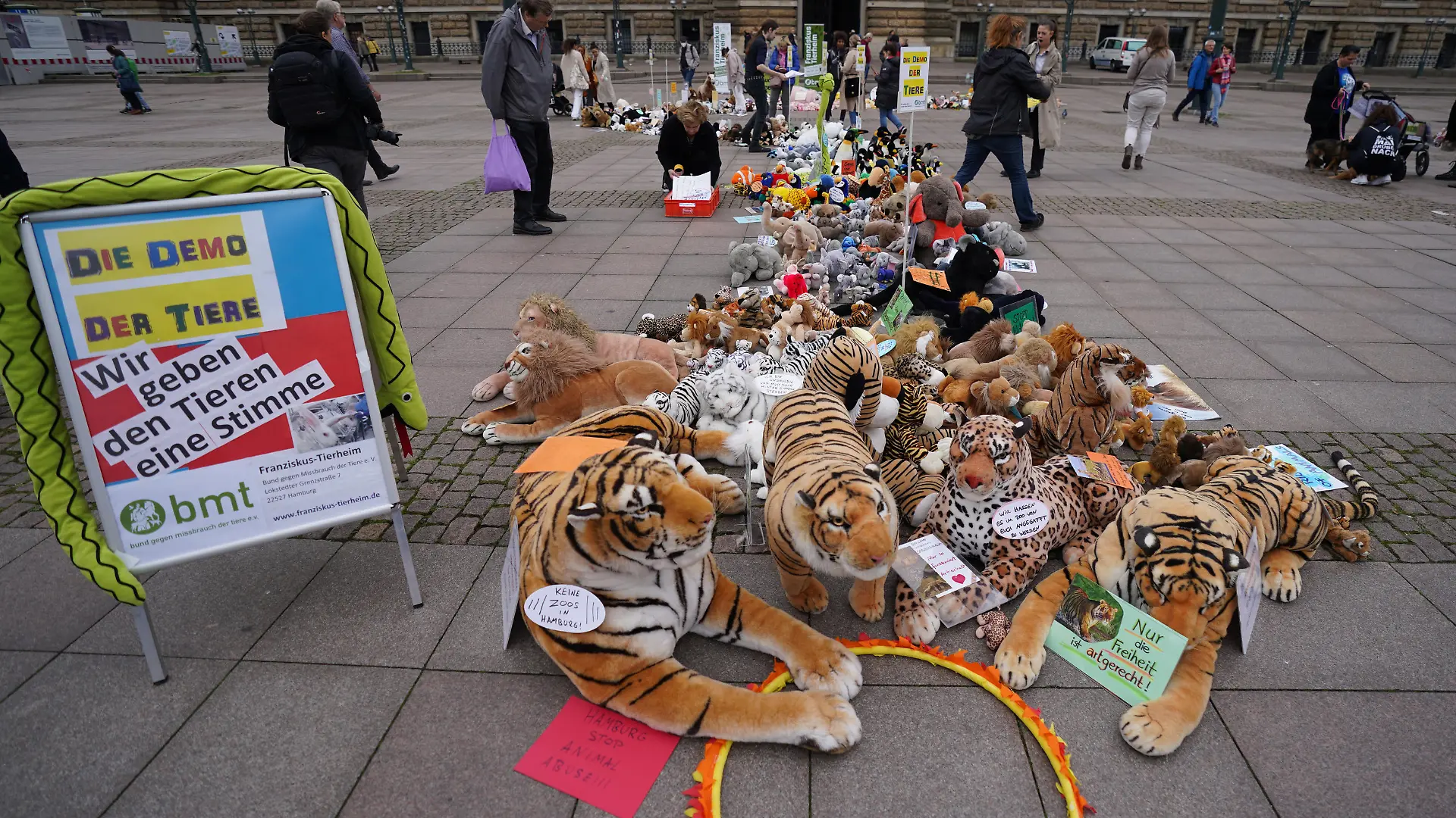 Stofftiere liegen auf dem Rathausmarkt während einer Mahnwache des Bundes gegen Missbrauch der Tiere (bmt). Am 4. Oktober ist der internationale Welttierschutztag.