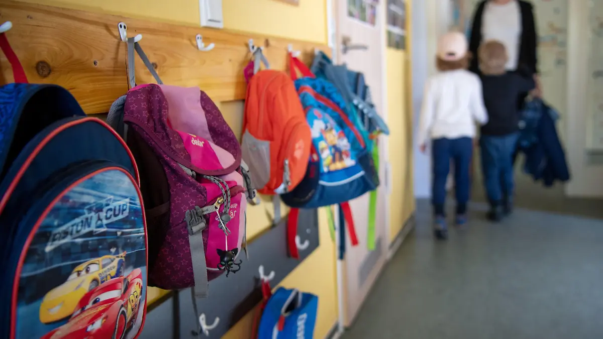 ARCHIV - 24.04.2019, Brandenburg, Wandlitz: Kinderrucksäcke hängen im Eingangsbereich eines Kindergartens. (Zu dpa "DIW schlägt weiteres milliardenschweres Konjunkturpaket vor") Foto: Monika Skolimowska/dpa-Zentralbild/dpa +++ dpa-Bildfunk +++