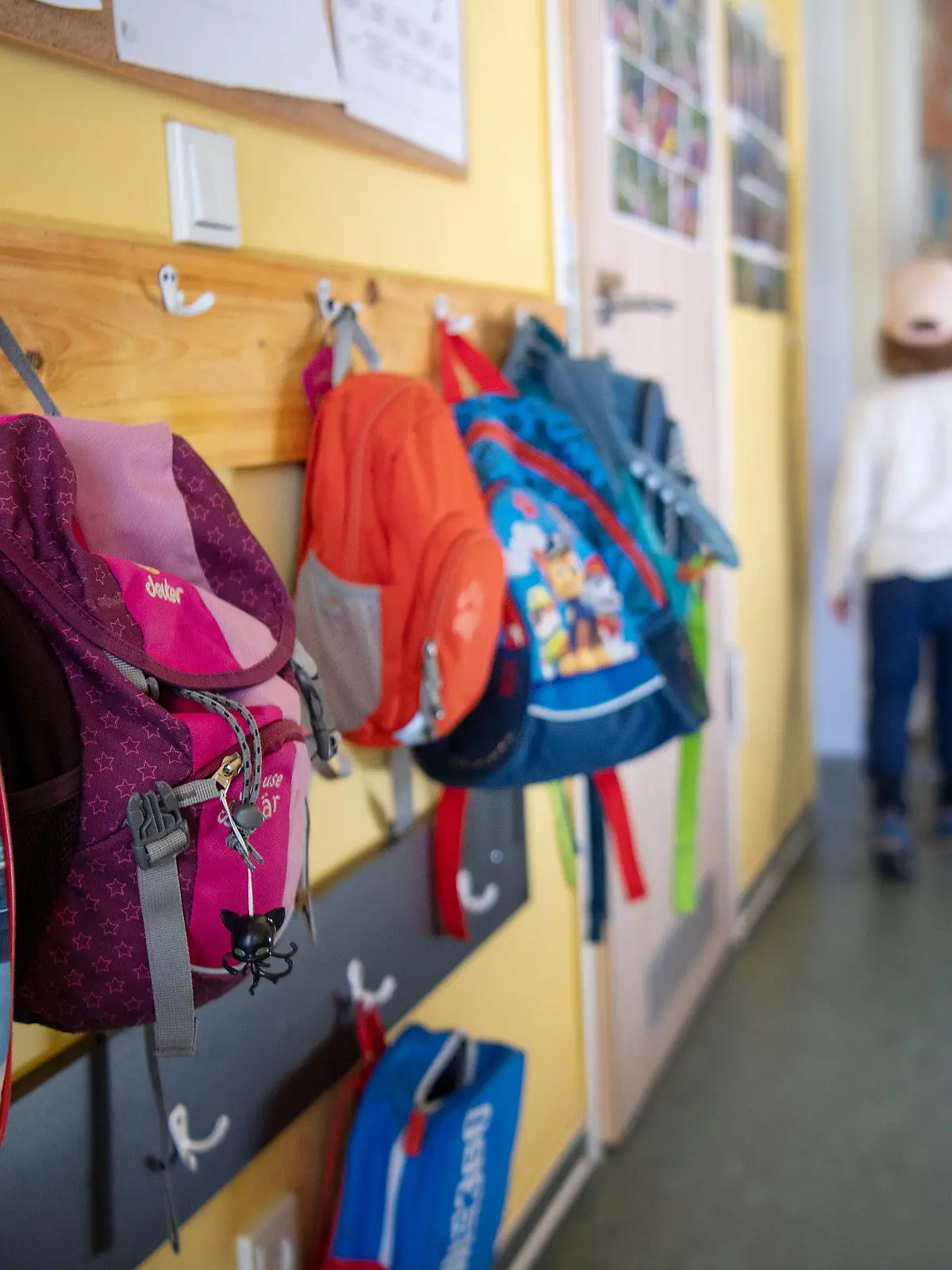 ARCHIV - 24.04.2019, Brandenburg, Wandlitz: Kinderrucksäcke hängen im Eingangsbereich eines Kindergartens. (Zu dpa "DIW schlägt weiteres milliardenschweres Konjunkturpaket vor") Foto: Monika Skolimowska/dpa-Zentralbild/dpa +++ dpa-Bildfunk +++