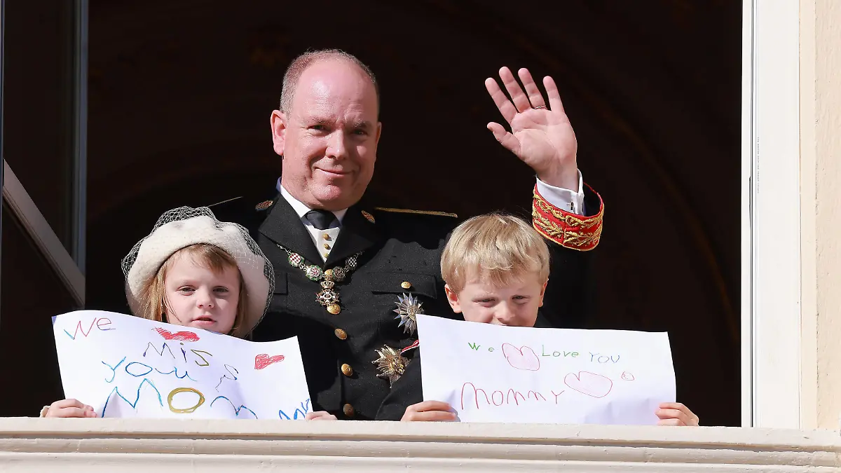 Fete Nationale a Monaco. Balcon Palais. PAP11212515 Monaco,18th November 2021 Monacos National Day with the members of the Principalitys family members except Prince Alberts wife Princess Charlene 274716 2021-11-19 Prince Albert II Monaco Prince Jacques de Monaco Princesse Gabriella de Monaco PUBLICATIONxINxGERxAUTxONLY Copyright: xPapixsx/xStarfacex STAR_274716_009