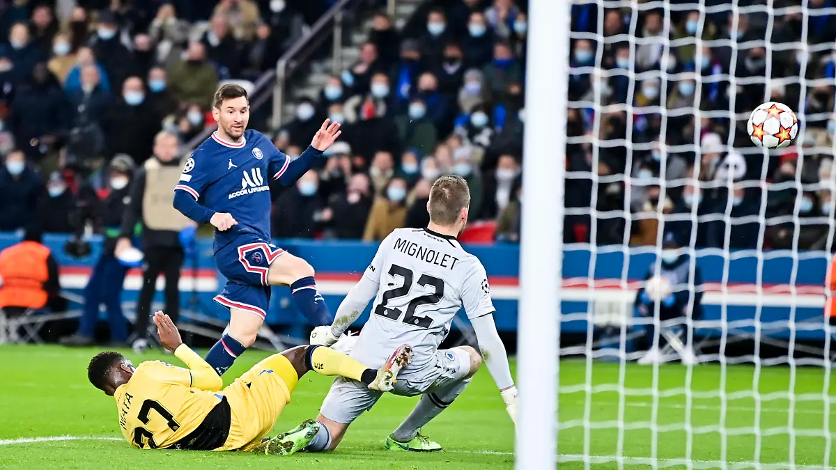  Lionel Messi PSG vs Clinton Mata Brugge / Simon Mignolet Brugge FOOTBALL : PSG vs Bruges - UEFA ligue des champions - 07/12/2021 JBAutissier/Panoramic PUBLICATIONxNOTxINxFRAxITAxBEL