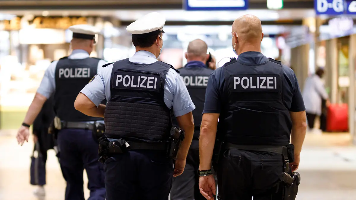 Ordnungsämter, Bundespolizei, die Bahn und die Verkehrsunternehmen kontrollieren mit einer landesweiten Großaktion die Einhaltung der Maskenpflicht im Busverkehr und Bahnverkehr - im Bild die Schwerpunktkontrolle am Kölner Hauptbahnhof. Köln, 24.08.2020 *** Public order offices, federal police, the railways and transport companies control the compliance with the mask obligation in bus and train traffic with a nationwide large-scale action the focus control at Cologne central station, 24 08 2020 Foto:xC.xHardtx/xFuturexImage