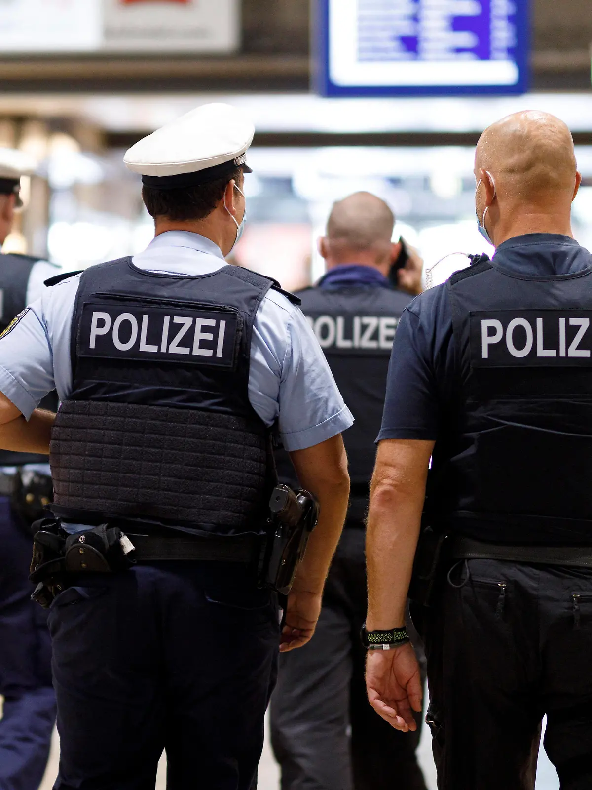  Ordnungsämter, Bundespolizei, die Bahn und die Verkehrsunternehmen kontrollieren mit einer landesweiten Großaktion die Einhaltung der Maskenpflicht im Busverkehr und Bahnverkehr - im Bild die Schwerpunktkontrolle am Kölner Hauptbahnhof. Köln, 24.08.2020 *** Public order offices, federal police, the railways and transport companies control the compliance with the mask obligation in bus and train traffic with a nationwide large-scale action the focus control at Cologne central station, 24 08 2020 Foto:xC.xHardtx/xFuturexImage