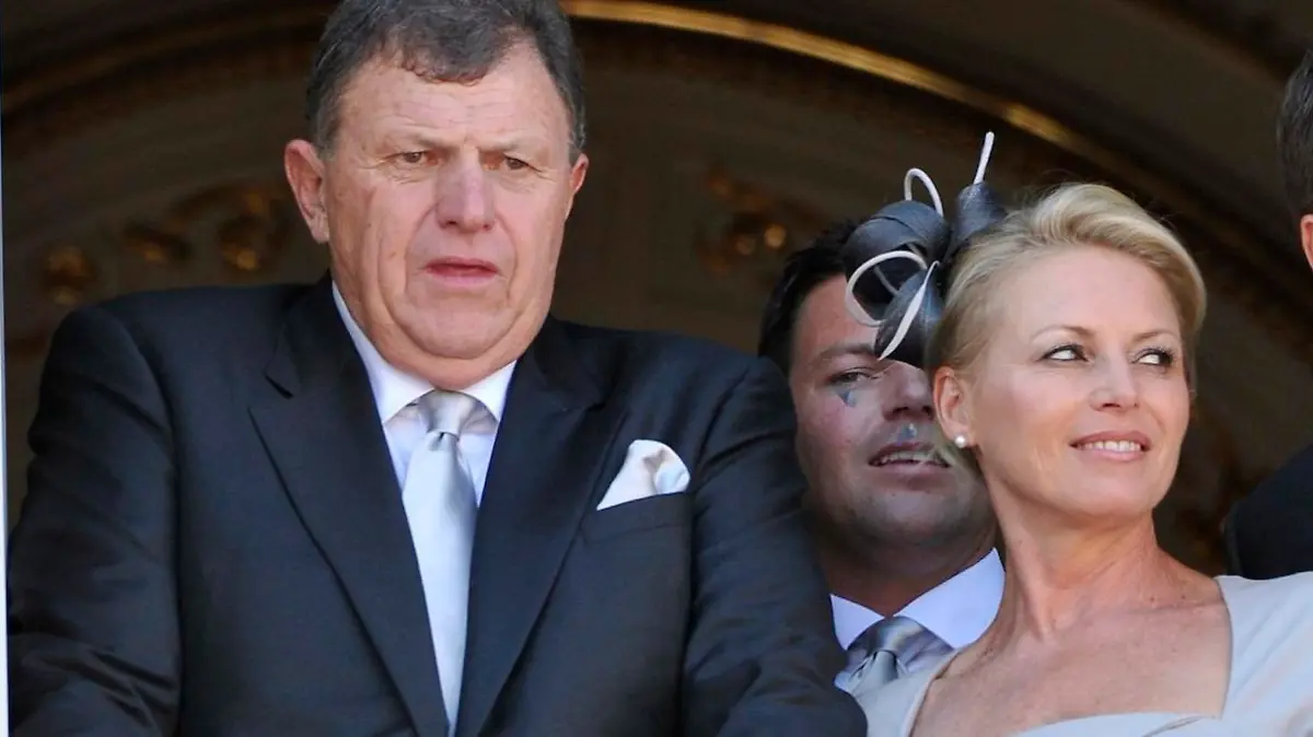 epa02805337 Princess Charlene's parents, Lynette Wittstock (2-R), Mike Wittstock (L), and her brothers Sean-Michael Wittstock (2-L) and Gareth Wittstock (R) appear at one the palace's balconies after Princess Charlene's civil marriage ceremony with Prince Albert II of Monaco, performed in the Throne Room of the Princely Palace, in Monaco, 01 July 2011. The religious ceremony will be celebrated on 02 July. EPA/BRUNO BEBERT/POOL +++(c) dpa - Bildfunk+++