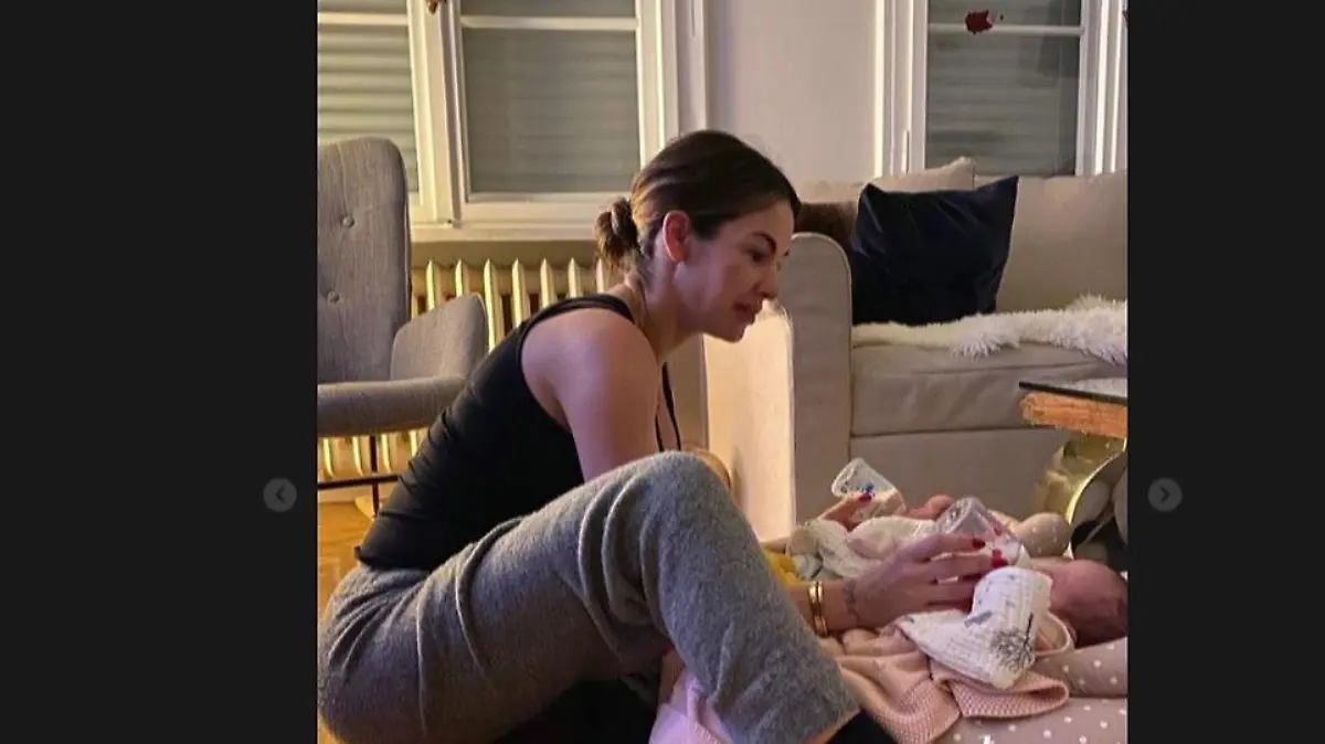 "Immer eine Hand zu wenig", schreibt Anna-Maria Ferchichi zu einem Foto, dass sie beim Versorgen ihrer Drillingsmädchen zeigt.