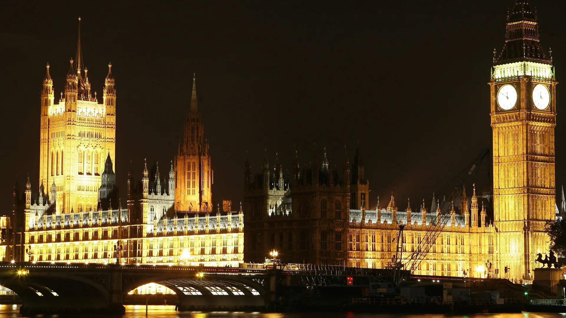 Blick zum erleuchteten Palace of Westminster (Houses of Parliament) am nördlichen Themse-Ufer in London mit dem Victoria Tower (l./98,45 Meter hoch), dem Central Tower (2.v.l./91,44) und dem Clock Tower (r./96,32) mit der Glocke Big Ben, aufgenommen am 06.08.2006. Das monumentale, im neogotischen Stil erbaute Gebäude beherbergt mit dem House of Commons und dem House of Lords seit dem 13. Jahrhundert den Sitz des britischen Parlaments. Der Palast gehört zum UNESCO-Weltkulturerbe. London ist mit sieben Millionen Einwohnern und 1.600 Quadratkilometern als größte Stadt Europas das Zentrum der britischen Politik, der Finanz- und Medienwelt und Anziehungspunkt für jährlich mehr als 30 Millionen Touristen. Foto: Thomas Eisenhuth +++(c) dpa - Report+++