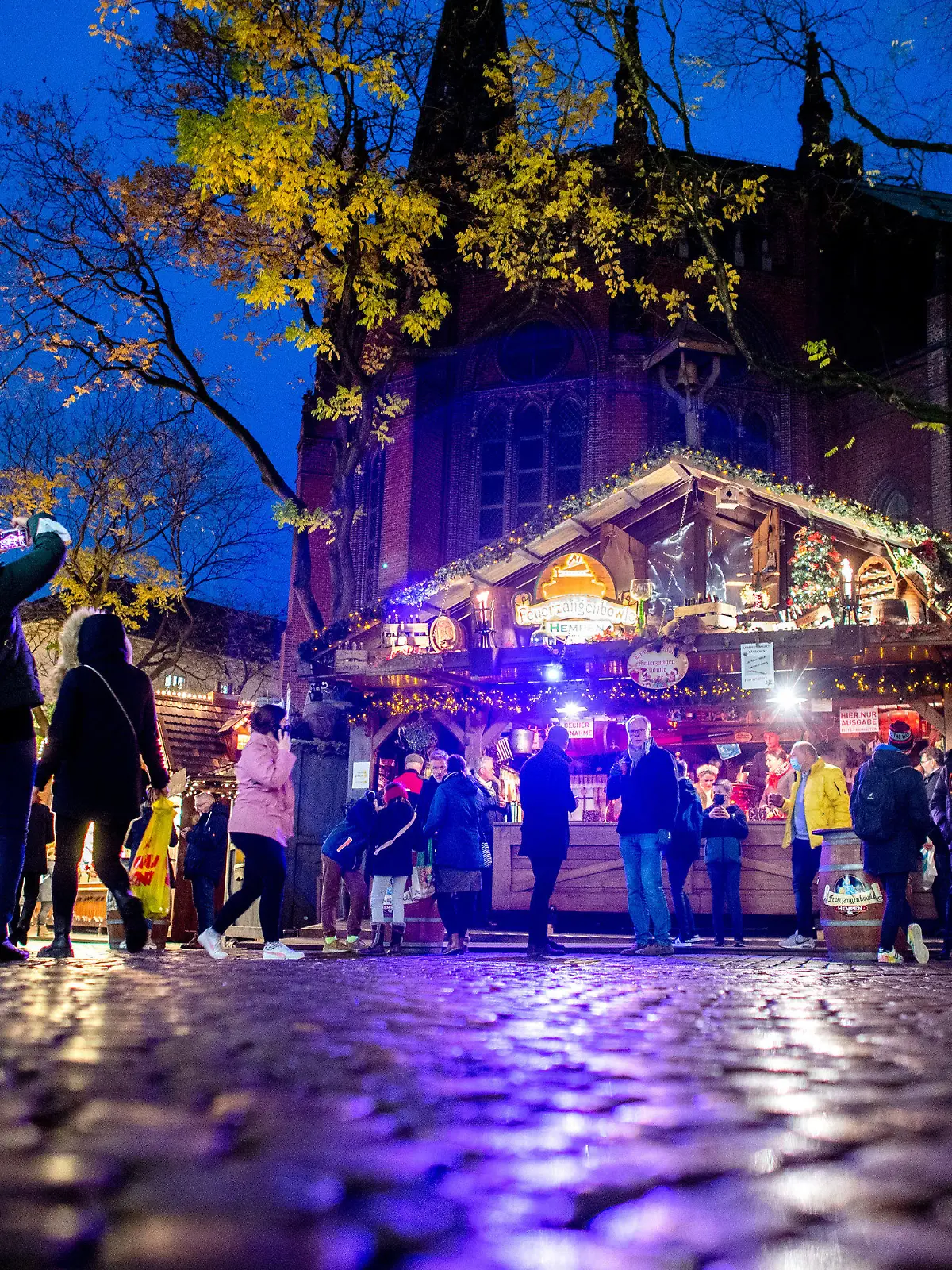 16.11.2021, Niedersachsen, Oldenburg: Zahlreiche Besucher gehen kurz nach der Eröffnung über den Lamberti-Markt. Auf dem Weihnachtsmarkt in der Innenstadt gilt eine 3G-Pflicht, deshalb kommen verschiedenfarbige Bändchen zum Einsatz, die die Gäste berechtigen, Speisen und Getränke zu kaufen. Foto: Hauke-Christian Dittrich/dpa +++ dpa-Bildfunk +++