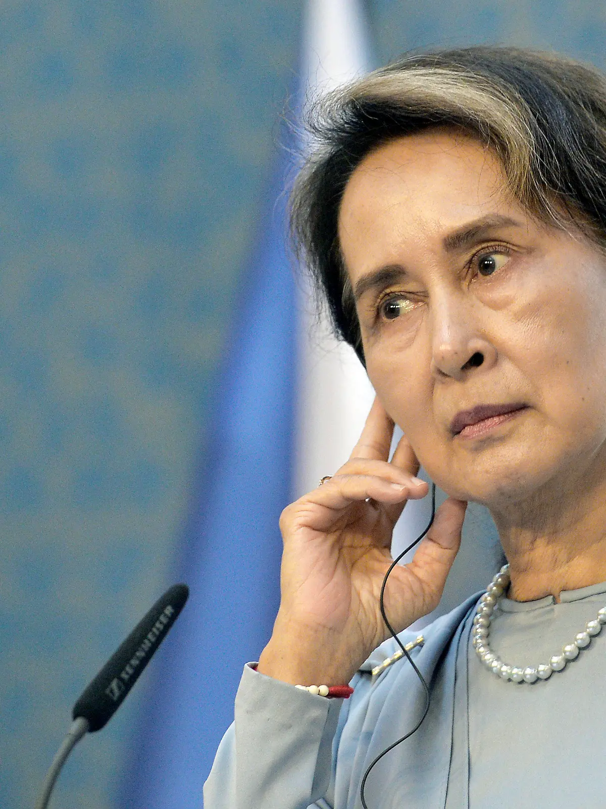 ARCHIV - 03.06.2019, Tschechien, Prag: Aung San Suu Kyi, damalige Regierungschefin von Myanmar, nimmt an einer Pressekonferenz mit dem tschechischen Premierminister Babis nach ihrem Treffen teil. In Myanmar hat ein Gericht die entmachtete Regierungschefin Aung San Suu Kyi zu vier Jahren Haft verurteilt. Foto: Michaela Øíhová/CTK/dpa +++ dpa-Bildfunk +++