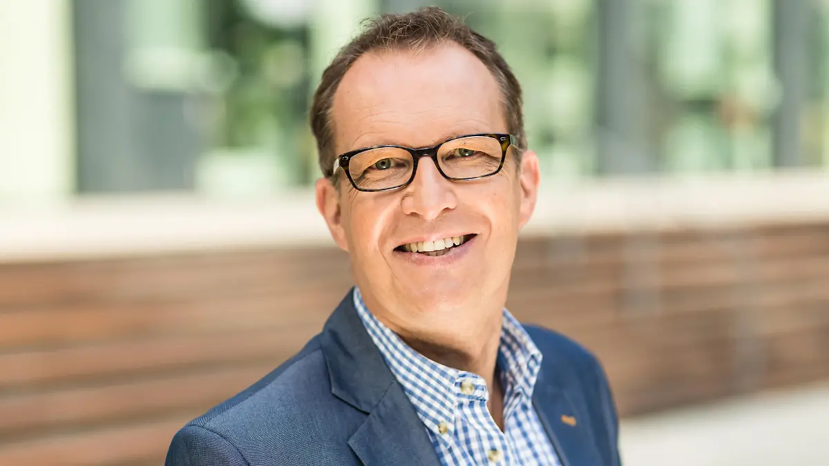 Dr. Christoph Specht schaut in die Kamera.