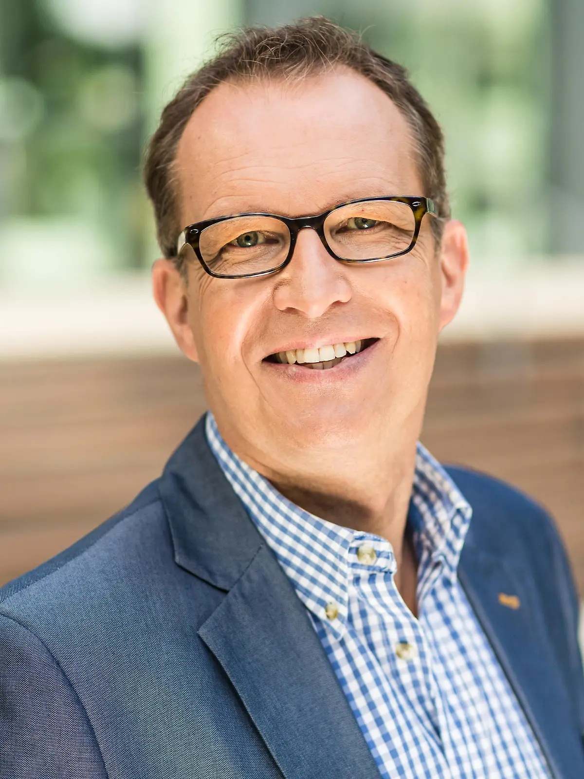 Dr. Christoph Specht schaut in die Kamera.
