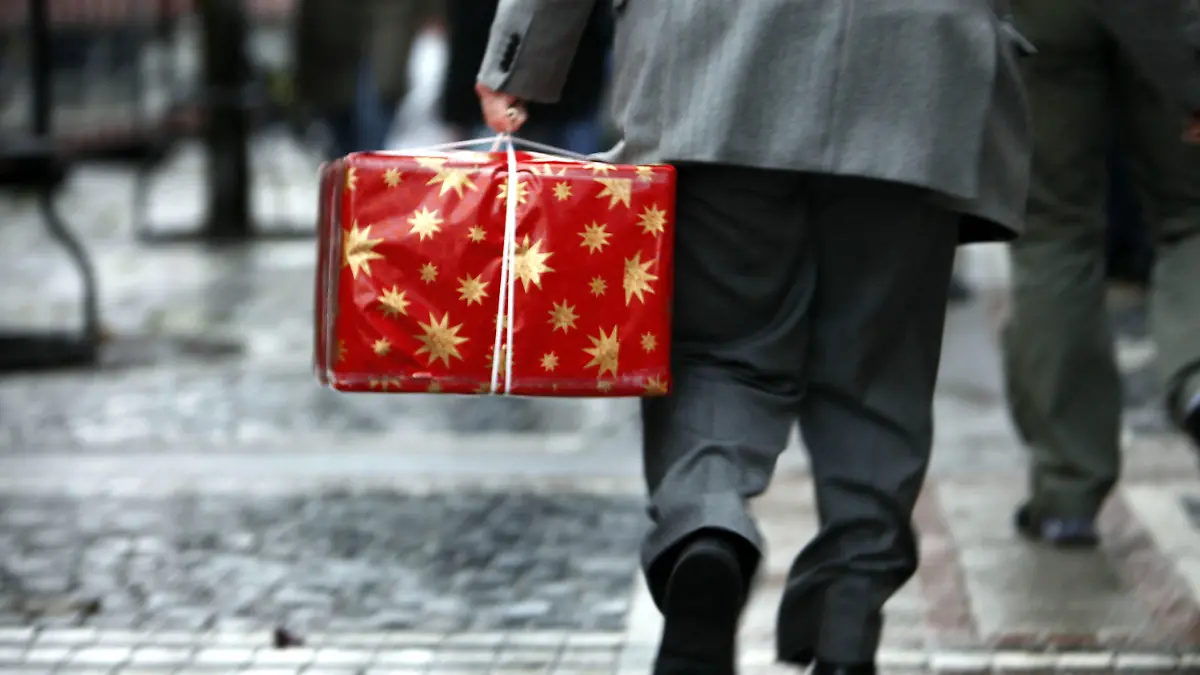 ARCHIV - Ein Mann trägt am 20.12.2008 ein in Geschenkpapier eingeschlagenes Paket über die Einkaufsmeile Zeil in Frankfurt am Main. Pünktlich zu Weihnachten sind
Deutschlands Verbraucher in Kauflaune. Die Exporte boomen schon
lange, nun kommt auch der private Konsum hierzulande in Fahrt. Foto: Frank Rumpenhorst dpa (zu dpa-Korr: "Macht der Verbraucher: Konsum stützt Aufschwung" vom 23.11.2010)  +++(c) dpa - Bildfunk+++