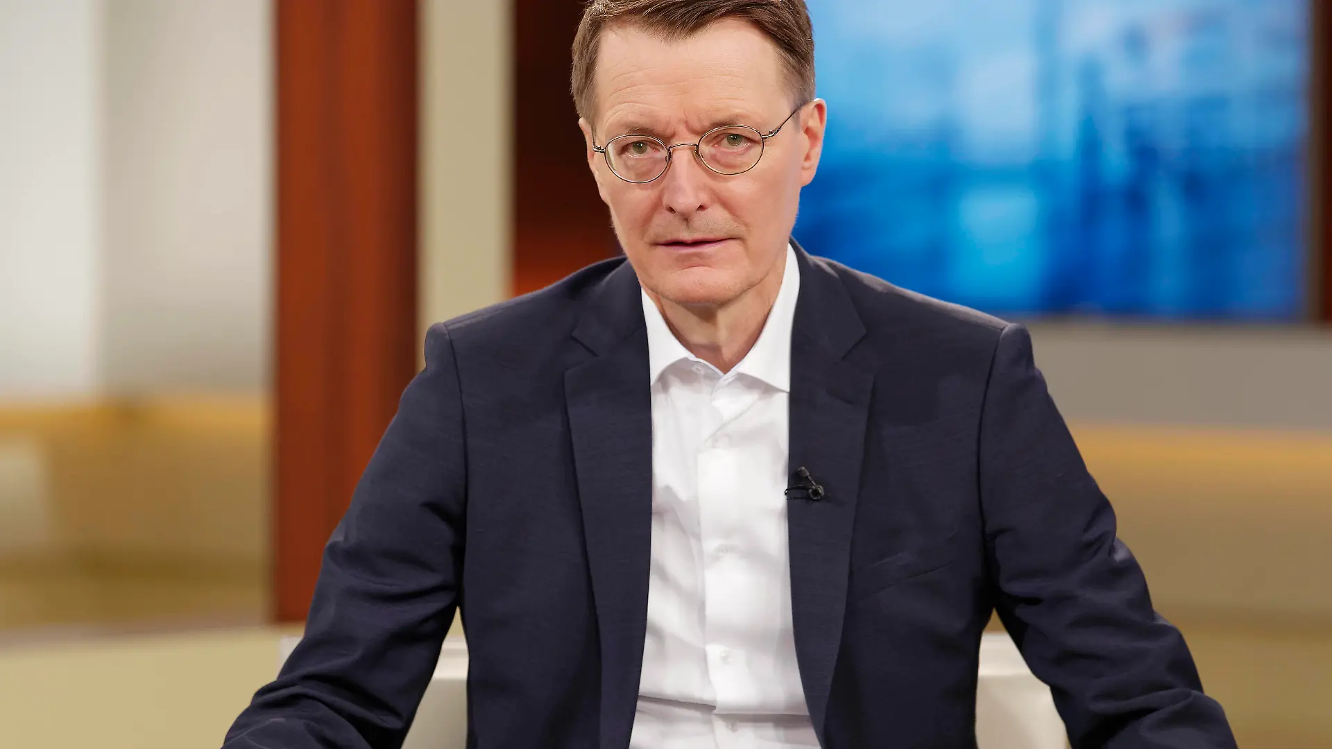Karl Lauterbach bei Anne Will 2021-12-03, Deutschland, Berlin - Karl Lauterbach SPD, Bundestagsabgeordneter, Gesundheitsökonom und Epidemiologe, zu Gast bei Anne Will im Ersten. Thema der Politik-Talkrunde in der ARD: Impfpflicht und Lockdown für Ungeimpfte - gewinnen Bund und Länder so die Kontrolle zurück *** Karl Lauterbach at Anne Will 2021 12 03, Germany, Berlin Karl Lauterbach SPD , Member of the Bundestag, health economist and epidemiologist, as a guest at Anne Will in the First Topic of politics talk round in the ARD mandatory vaccination and lockdown for unvaccinated win the federal and state governments so back control