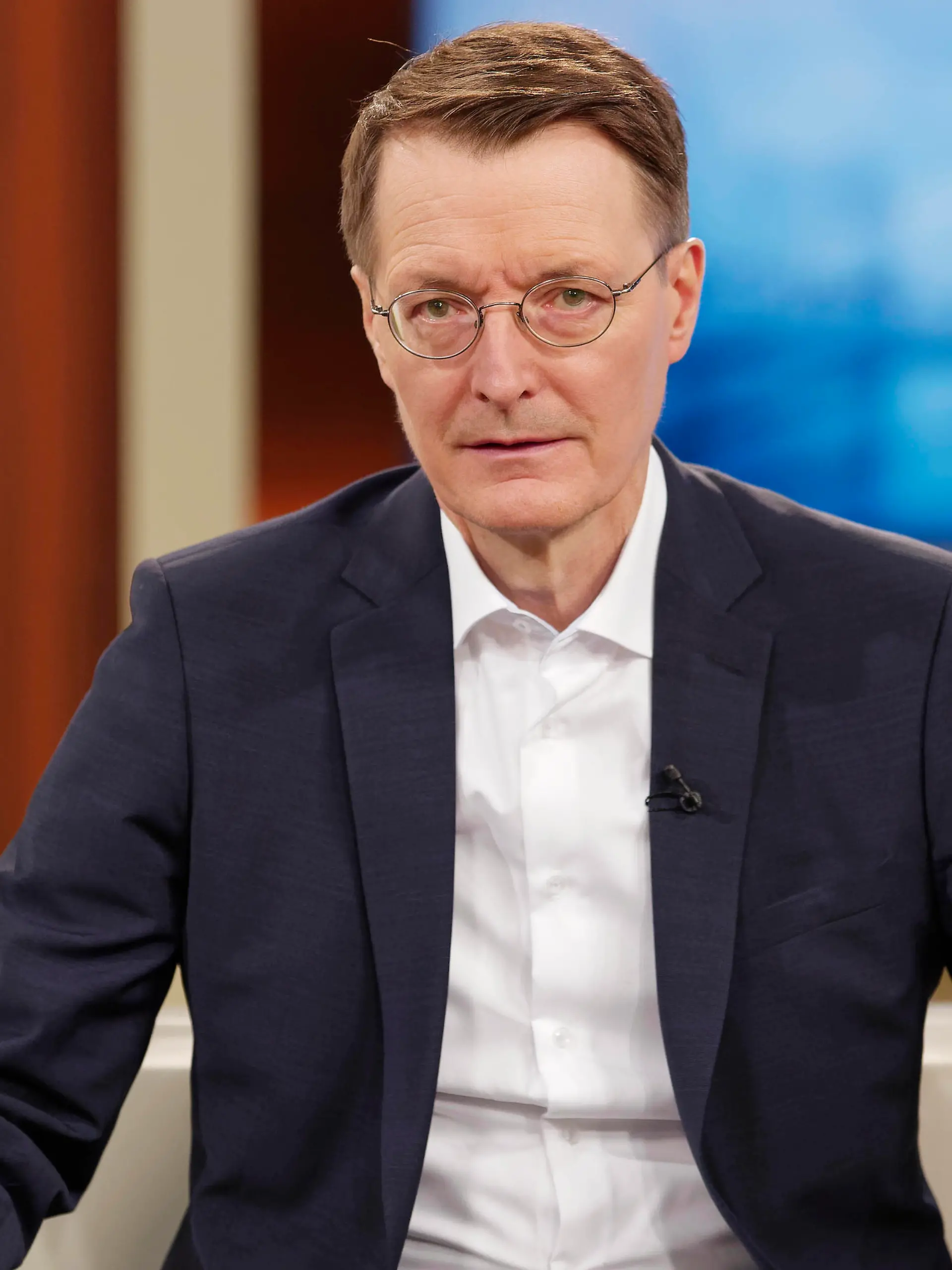 Karl Lauterbach bei Anne Will 2021-12-03, Deutschland, Berlin - Karl Lauterbach SPD, Bundestagsabgeordneter, Gesundheitsökonom und Epidemiologe, zu Gast bei Anne Will im Ersten. Thema der Politik-Talkrunde in der ARD: Impfpflicht und Lockdown für Ungeimpfte - gewinnen Bund und Länder so die Kontrolle zurück *** Karl Lauterbach at Anne Will 2021 12 03, Germany, Berlin Karl Lauterbach SPD , Member of the Bundestag, health economist and epidemiologist, as a guest at Anne Will in the First Topic of politics talk round in the ARD mandatory vaccination and lockdown for unvaccinated win the federal and state governments so back control