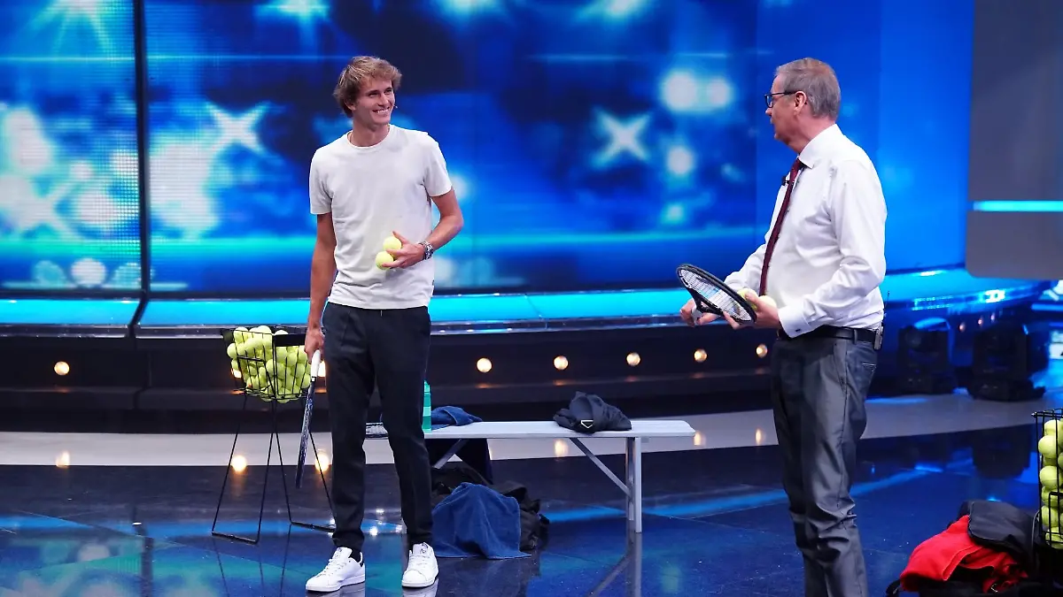 Tennisspieler Alexander Zverev (l.) und Günther Jauch versuchen mit Tennisbällen Gegenstände in Regalen zu treffen.
Die Verwendung des sendungsbezogenen Materials ist nur mit dem Hinweis und Verlinkung auf RTL+ gestattet.