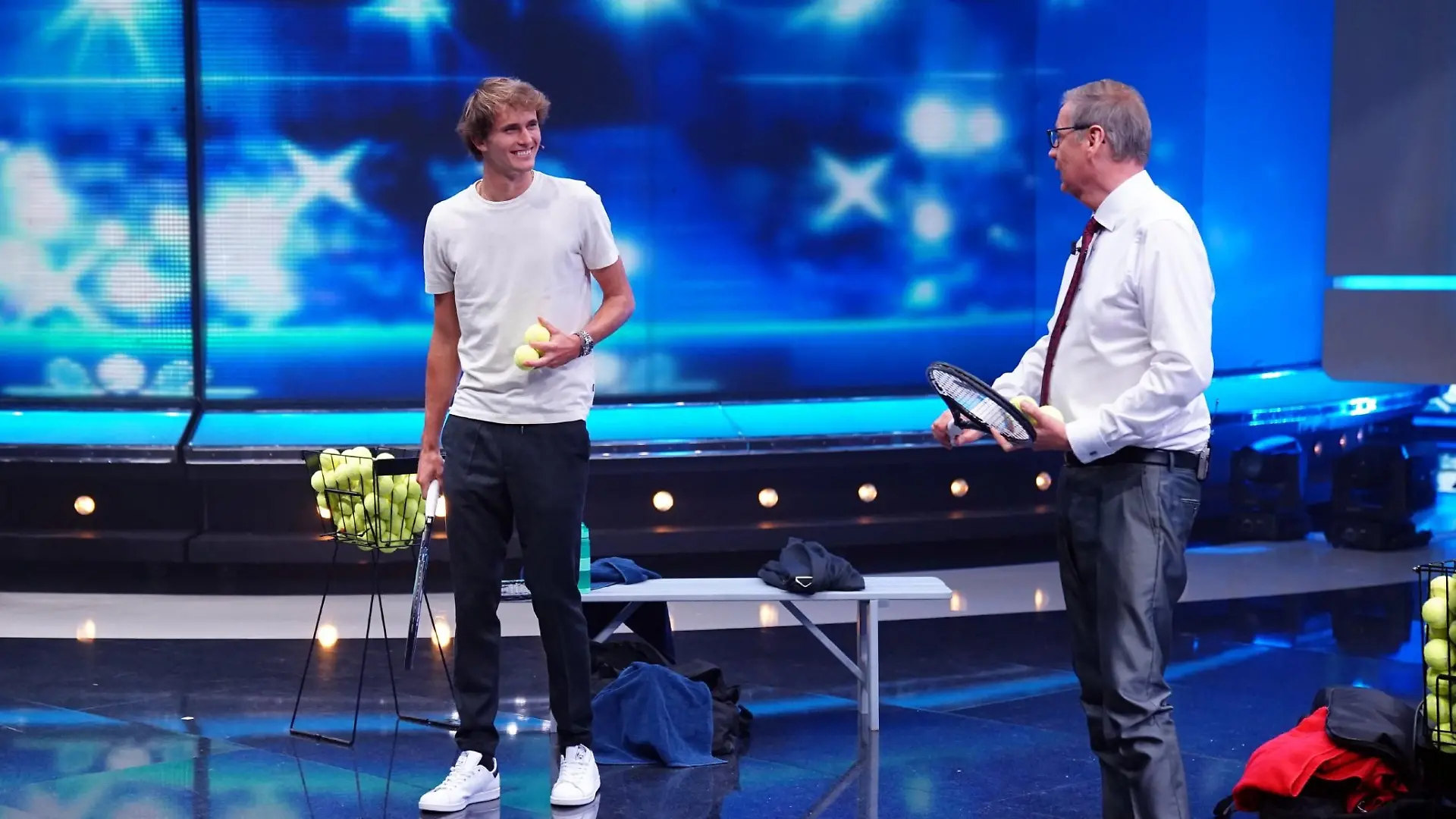 Tennisspieler Alexander Zverev (l.) und Günther Jauch versuchen mit Tennisbällen Gegenstände in Regalen zu treffen.

Die Verwendung des sendungsbezogenen Materials ist nur mit dem Hinweis und Verlinkung auf RTL+ gestattet.