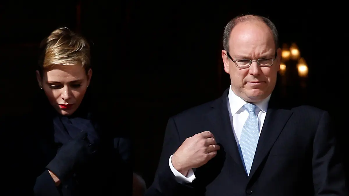 ARCHIV - 27.01.2016, Monaco: Fürst Albert II. von Monaco und seine Frau Fürstin Charlene beobachten eine Prozession am zweiten Tag des Feierlichkeiten zum Fest der Heiligen Devota vom Palast aus. (zu dpa "Fürstin Charlene verblüfft: Exil am Kap oder ärztliche Zwangspause?") Foto: Sebastien Nogier/EPA/dpa +++ dpa-Bildfunk +++
