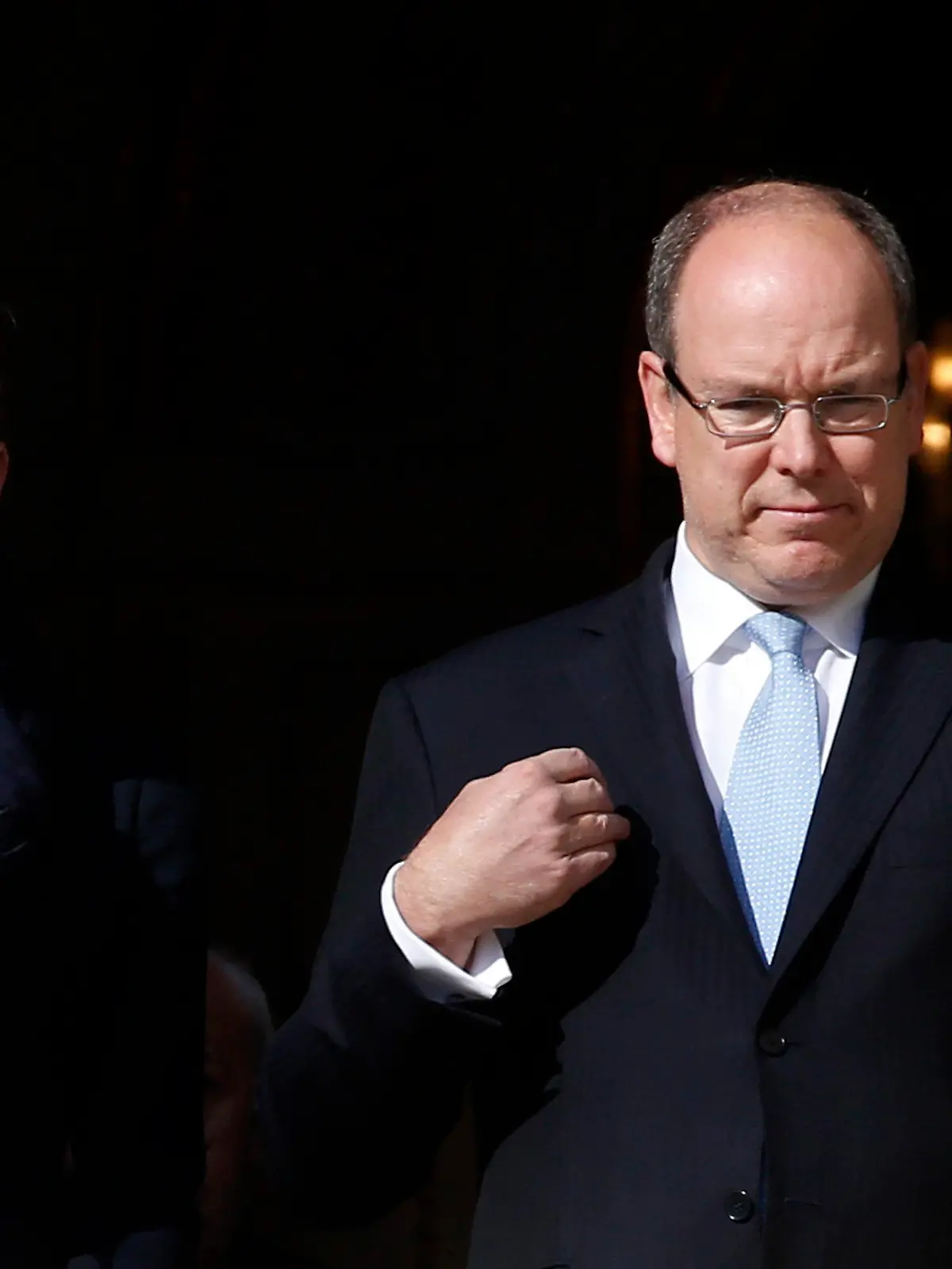 ARCHIV - 27.01.2016, Monaco: Fürst Albert II. von Monaco und seine Frau Fürstin Charlene beobachten eine Prozession am zweiten Tag des Feierlichkeiten zum Fest der Heiligen Devota vom Palast aus. (zu dpa "Fürstin Charlene verblüfft: Exil am Kap oder ärztliche Zwangspause?") Foto: Sebastien Nogier/EPA/dpa +++ dpa-Bildfunk +++