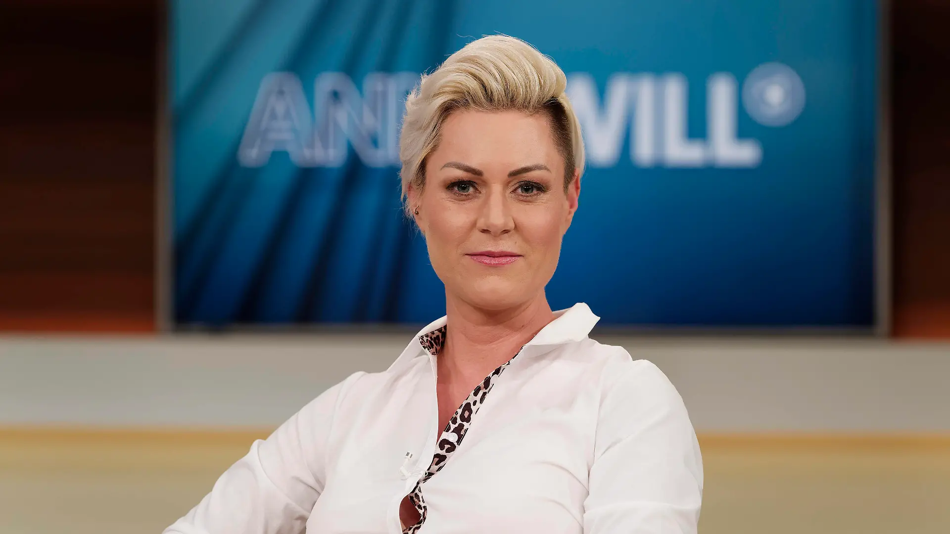 Carola Holzner 2021-05-16, Deutschland, Berlin - Carola Holzner, Fachärztin für Anästhesie und Intensivmedizin und Medizinbloggerin Doc Caro, zu Gast bei Anne Will im Ersten Deutschen Fernsehen. Thema der Politiktalk-Runde in der ARD: Inzidenz wieder unter 100 - beginnt jetzt die große Leichtigkeit oder der große Leichtsinn *** Carola Holzner 2021 05 16, Germany, Berlin Carola Holzner, specialist for anesthesia and intensive care medicine and medicine blogger Doc Caro, as a guest at Anne Will in the First German Television Topic of the Politiktalk round in the ARD incidence again under 100 begins now the great ease or the great recklessness