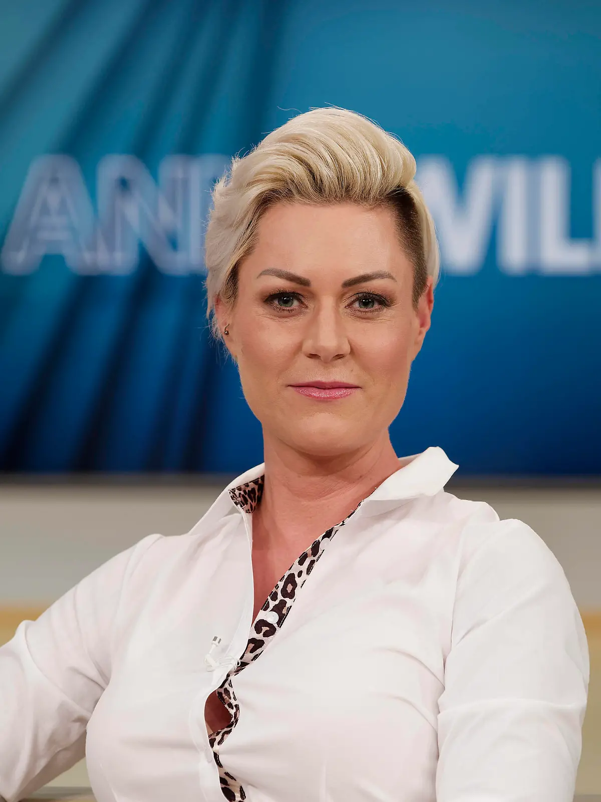  Carola Holzner 2021-05-16, Deutschland, Berlin - Carola Holzner, Fachärztin für Anästhesie und Intensivmedizin und Medizinbloggerin Doc Caro, zu Gast bei Anne Will im Ersten Deutschen Fernsehen. Thema der Politiktalk-Runde in der ARD: Inzidenz wieder unter 100 - beginnt jetzt die große Leichtigkeit oder der große Leichtsinn *** Carola Holzner 2021 05 16, Germany, Berlin Carola Holzner, specialist for anesthesia and intensive care medicine and medicine blogger Doc Caro, as a guest at Anne Will in the First German Television Topic of the Politiktalk round in the ARD incidence again under 100 begins now the great ease or the great recklessness