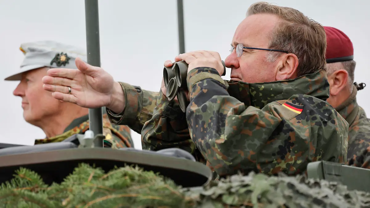 dpatopbilder - 16.05.2023, Bayern, Hammelburg: Bei seinem Antrittsbesuch in der Infanterieschule Hammelburg der Bundeswehr beobachtet Bundesverteidigungsminister Boris Pistorius (SPD, r) eine Militärübung. Foto: Daniel Löb/dpa +++ dpa-Bildfunk +++