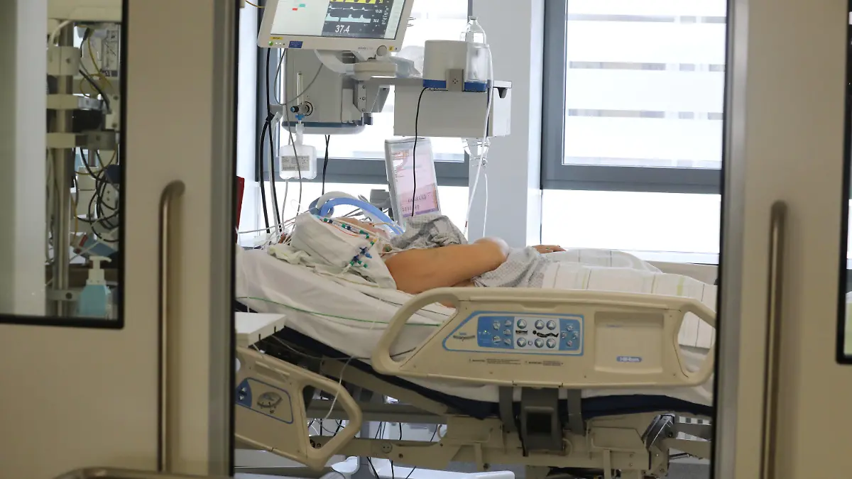 ARCHIV - 11.11.2021, Thüringen, Gera: Ein Patient liegt in einem Krankenzimmer auf der Covid-19 Intensivstation im SRH Waldklinikum. (zu dpa: «Teils zehntausende Euro für Intensivbehandlung von Corona-Patienten») Foto: Bodo Schackow/dpa-zentralbild/dpa +++ dpa-Bildfunk +++