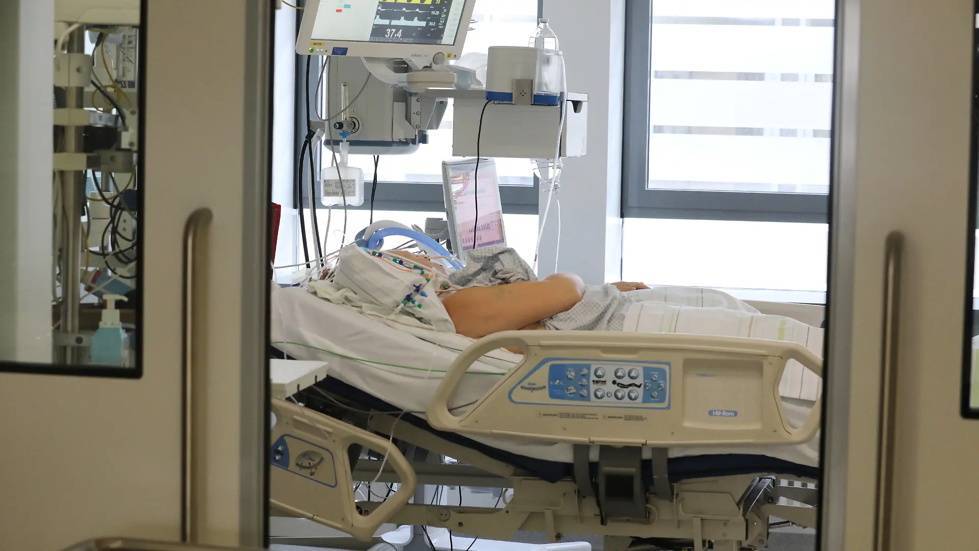 ARCHIV - 11.11.2021, Thüringen, Gera: Ein Patient liegt in einem Krankenzimmer auf der Covid-19 Intensivstation im SRH Waldklinikum. (zu dpa: «Teils zehntausende Euro für Intensivbehandlung von Corona-Patienten») Foto: Bodo Schackow/dpa-zentralbild/dpa +++ dpa-Bildfunk +++