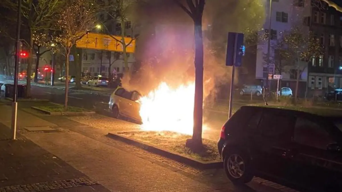 Das Taxi steht bei der Ankunft der Feuerwehr in Flammen