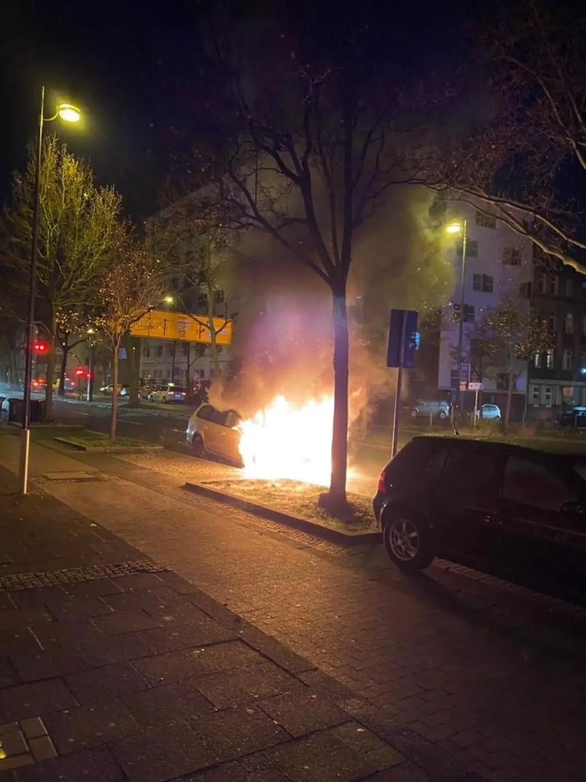 Das Taxi steht bei der Ankunft der Feuerwehr in Flammen