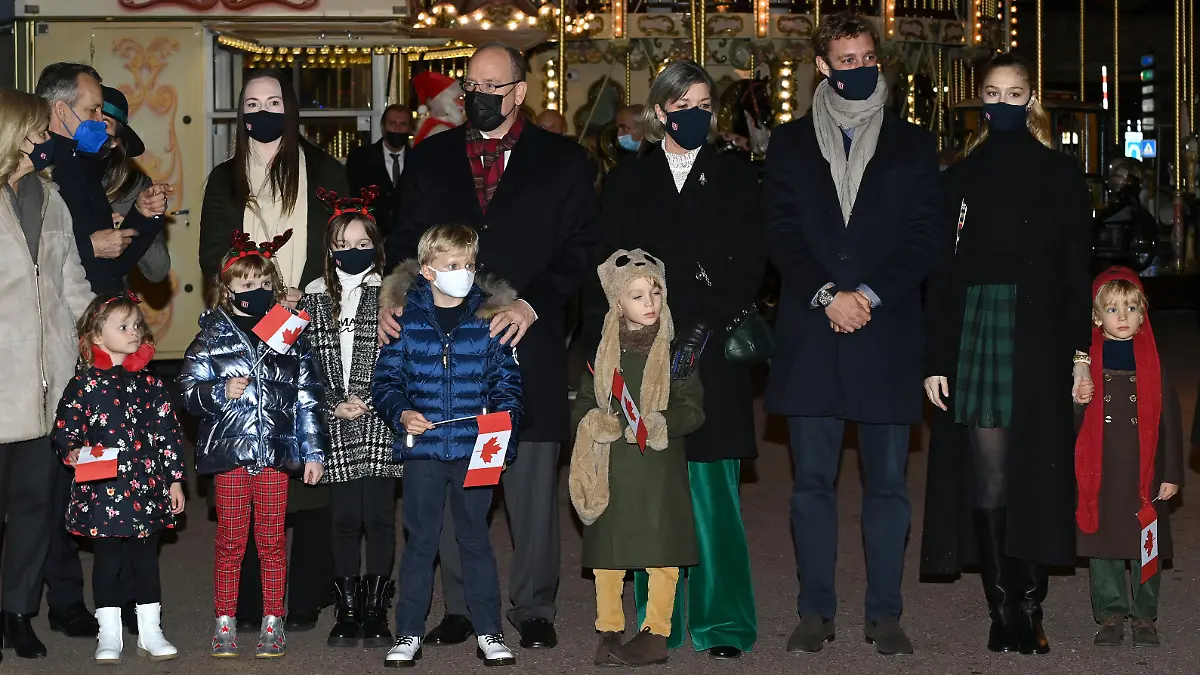 MONTE-CARLO, MONACO - DECEMBER 03: (L to R) Mayor of Monaco Georges Marsan and his wife, Roisin Galvin Wittstock, Prince Albert II of Monaco, Princess Caroline of Monaco, Pierre Casiraghi and Beatrice Borromeo with the children (L to R) Kaia Rose Wittstock, Princess Gabriella of Monaco, Bodie Wittstock, Prince Jacques of Monaco, Stefano Casiraghi and Francesco Casiraghi launch the Christmas Market opening on December 03, 2021 in Monte-Carlo, Monaco. (Photo by Pascal Le Segretain/Getty Images)