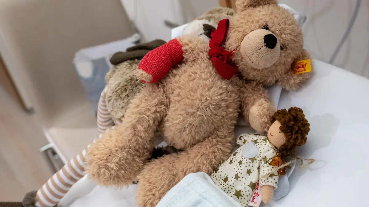 05.12.2018, Bayern, München: Puppen und Teddybären liegen auf einem Bett eines bewohntes Patientenzimmer im Kinderpalliativzentrum im Klinikum Großhadern. Das Kinderpalliativzentrum dere LMU ist eines der Projekte, das vom Verein «Sternstunden» unterstützt wird. Sternstunden ist eine Benefizaktion des Bayerischen Rundfunks die seit mehr als 25 Jahren kranke, behinderte und in Not geratene Kinder unterstützt. (zu dpa-KORR "25 Jahre «Sternstunden»: Tausendfache Hilfe für Kinder in Not" vom 12.12.2018) Foto: Peter Kneffel/dpa +++ dpa-Bildfunk +++