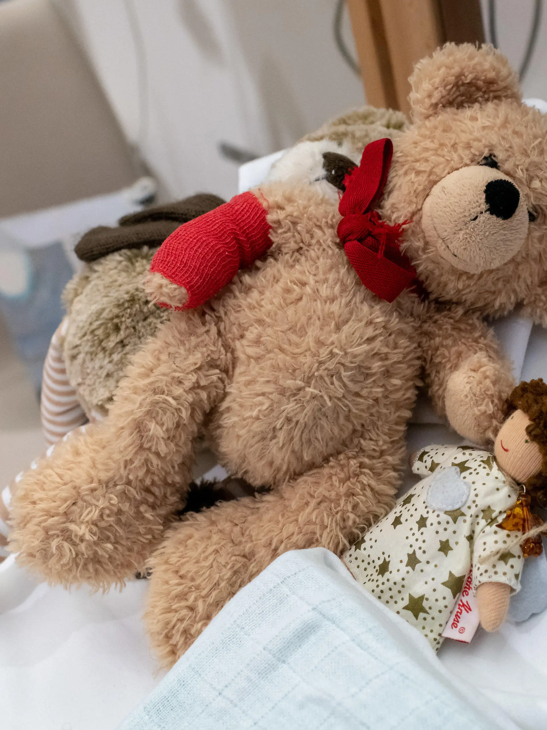 05.12.2018, Bayern, München: Puppen und Teddybären liegen auf einem Bett eines bewohntes Patientenzimmer im Kinderpalliativzentrum im Klinikum Großhadern. Das Kinderpalliativzentrum dere LMU ist eines der Projekte, das vom Verein «Sternstunden» unterstützt wird. Sternstunden ist eine Benefizaktion des Bayerischen Rundfunks die seit mehr als 25 Jahren kranke, behinderte und in Not geratene Kinder unterstützt. (zu dpa-KORR "25 Jahre «Sternstunden»: Tausendfache Hilfe für Kinder in Not" vom 12.12.2018) Foto: Peter Kneffel/dpa +++ dpa-Bildfunk +++
