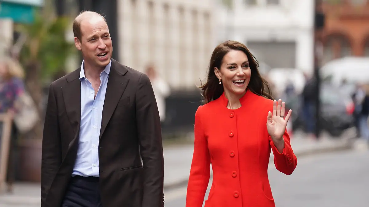 ARCHIV - 04.05.2023, Großbritannien, London: Kate (r), Prinzessin von Wales, und William, Prinz von Wales, besuchen das Dog & Duck Pub in Soho, um sich die Vorbereitungen für die Krönung von König Charles III. anzuschauen. Der britische Thronfolger Prinz William und seine Frau Prinzessin Kate nehmen als Gäste an der Hochzeit des jordanischen Kronprinzen Hussein bin Abdullah II. und seiner Verlobten Radschwa Al Saif teil. (zu dpa "Prinz William und Prinzessin Kate zur royalen Hochzeit in Jordanien") Foto: James Manning/PA Wire/dpa +++ dpa-Bildfunk +++