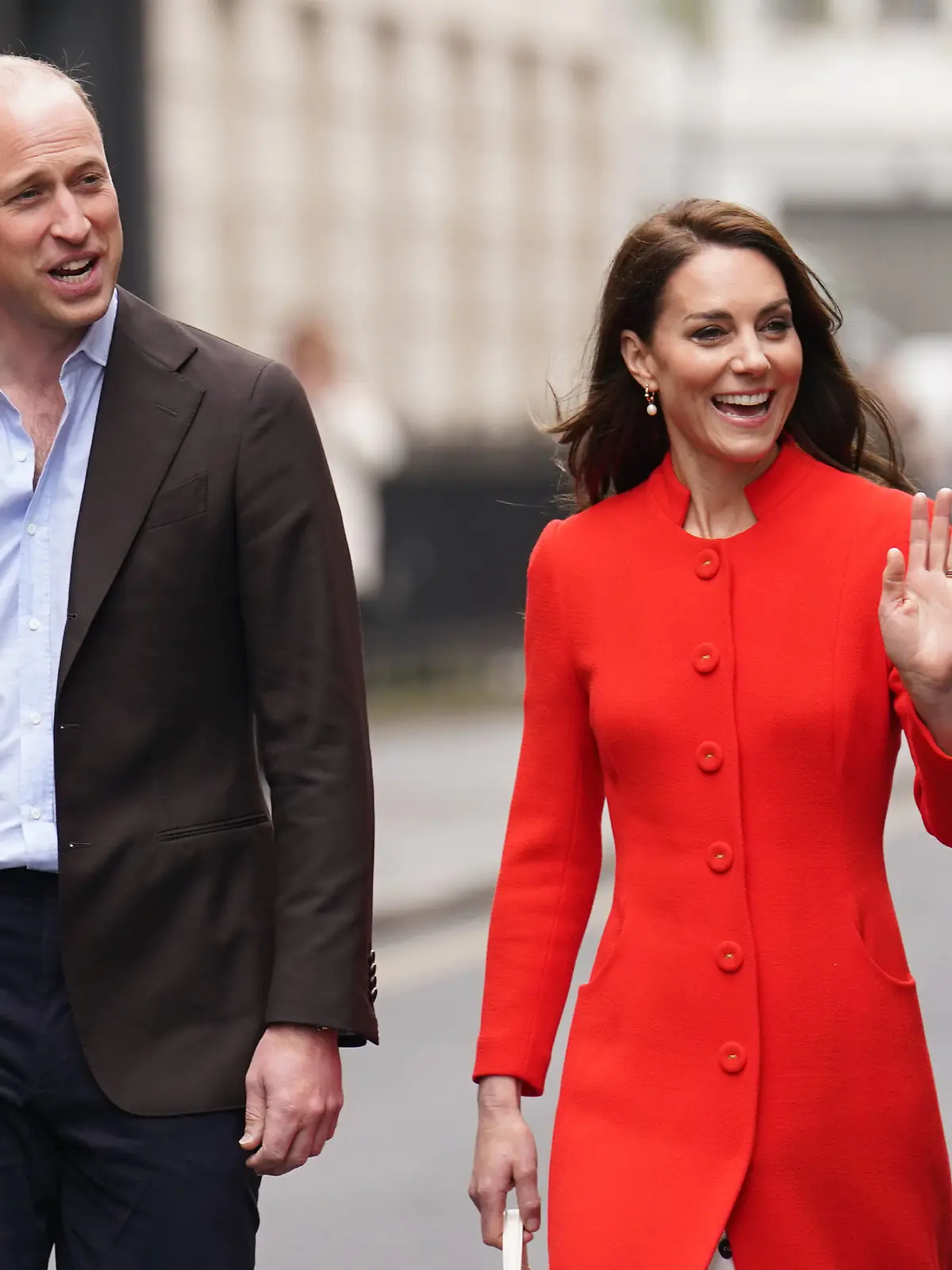 ARCHIV - 04.05.2023, Großbritannien, London: Kate (r), Prinzessin von Wales, und William, Prinz von Wales, besuchen das Dog & Duck Pub in Soho, um sich die Vorbereitungen für die Krönung von König Charles III. anzuschauen. Der britische Thronfolger Prinz William und seine Frau Prinzessin Kate nehmen als Gäste an der Hochzeit des jordanischen Kronprinzen Hussein bin Abdullah II. und seiner Verlobten Radschwa Al Saif teil. (zu dpa "Prinz William und Prinzessin Kate zur royalen Hochzeit in Jordanien") Foto: James Manning/PA Wire/dpa +++ dpa-Bildfunk +++