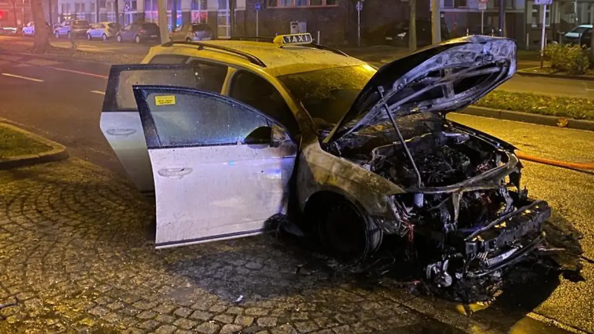 Das ausgebrannte Taxi auf der Straße