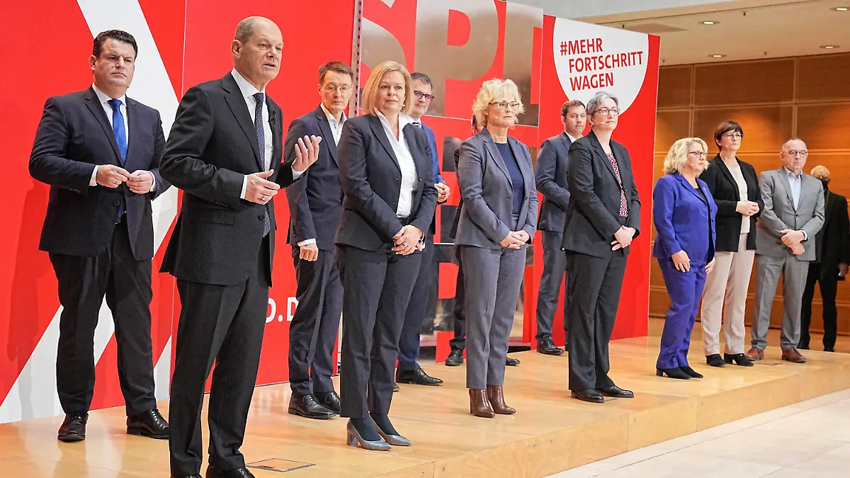 06.12.2021, Berlin: Hubertus Heil (l-r, SPD), designierter Bundesminister für Arbeit und Soziales, Olaf Scholz (l-r, SPD), designierter Bundeskanzler, Karl Lauterbach (SPD), designierter Bundesminister für Gesundheit, Nancy Faeser (SPD), designierte Bundesministerin des Innern, Wolfgang Schmidt (SPD), designierter Chef des Bundeskanzleramtes, Christine Lambrecht (SPD), designierte Bundesministerin der Verteidigung, designierte SPD-Vorsitzende Lars Klingbeil , Klara Geywitz (SPD), designierte Bundesministerin für Bau, und Svenja Schulze (SPD), designierte Bundesministerin für wirtschaftliche Zusammenarbeit und Entwicklung, bei der Vorstellung der SPD-Minister und -Ministerinnen im Willy-Brandt-Haus. Foto: Michael Kappeler/dpa +++ dpa-Bildfunk +++