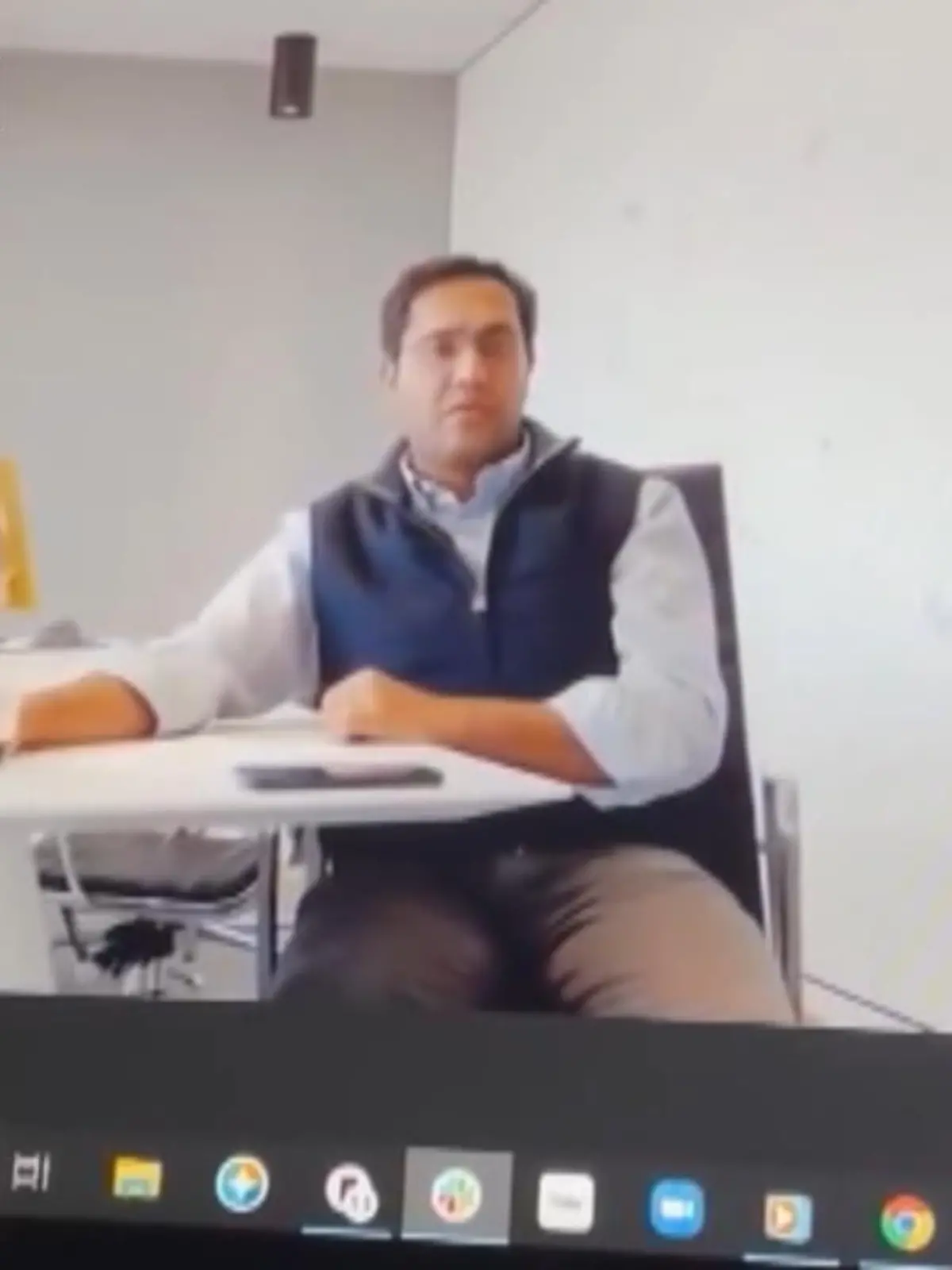 Nichtsahnend lädt dieser Chef 900 Mitarbeiter in den Call - nur, um sie dann zu feuern.