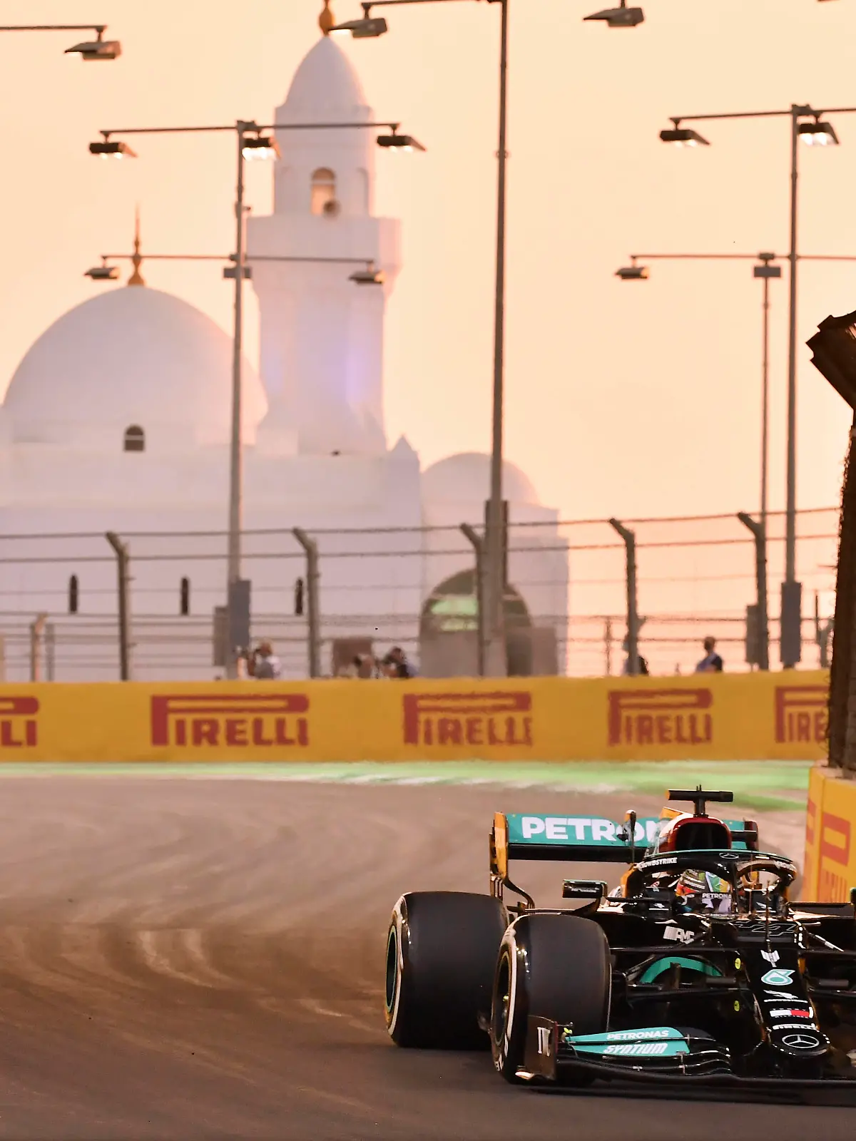  HAMILTON Lewis F1 Team Mercedes AMG F1 FIA Grand Prix von Saudi Arabien 2021 am 04.12.2021 in Jeddah *** HAMILTON Lewis F1 Team Mercedes AMG F1 FIA Grand Prix of Saudi Arabia 2021 on 04 12 2021 in Jeddah