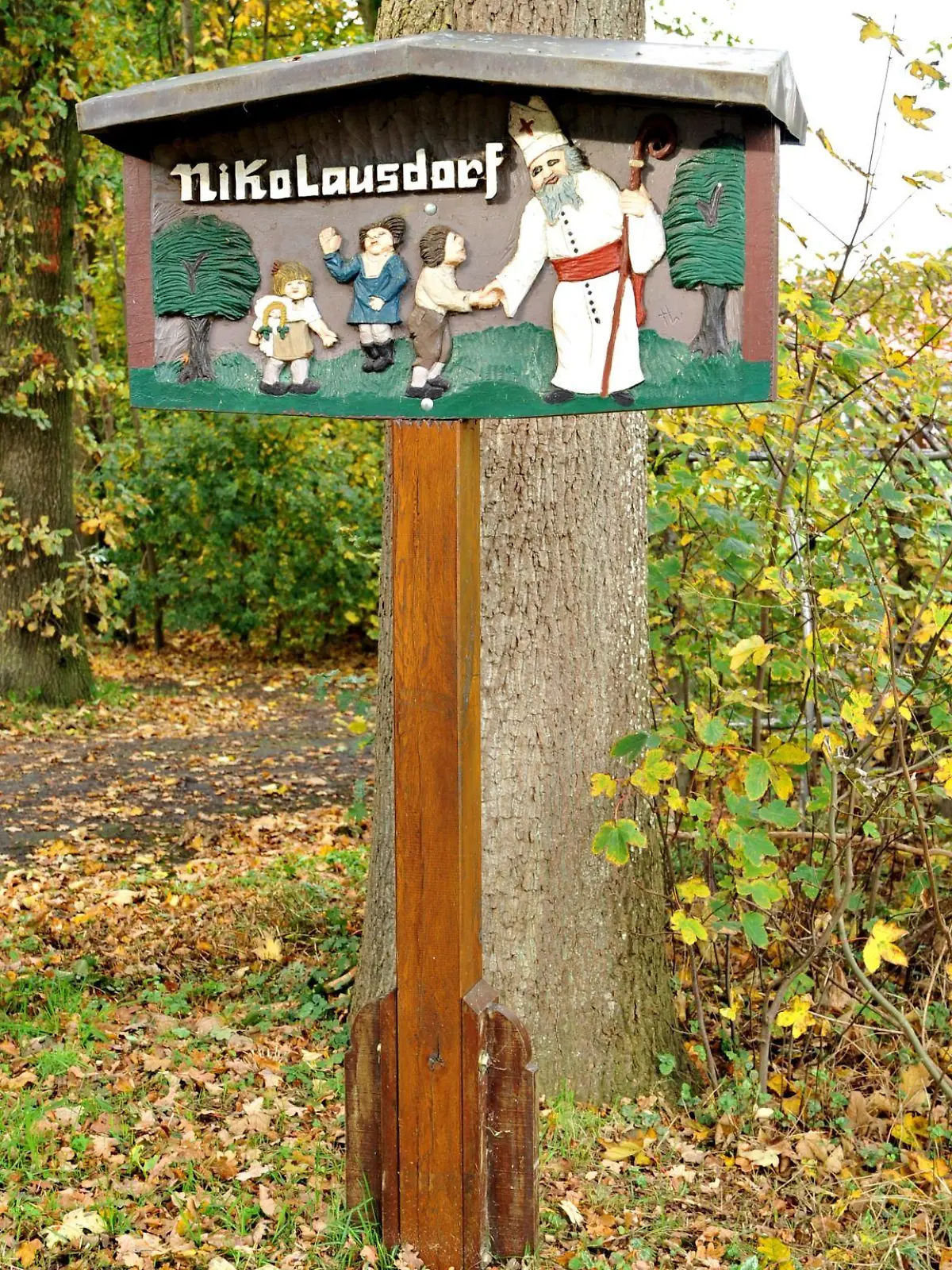 Seit 1965 gehen in der Vorweihnachtszeit Tausende von Briefen in der kleinen Gemeinde Nikolausdorf ein und werden dort von ehrenamtlichen Helfern beantwortet.