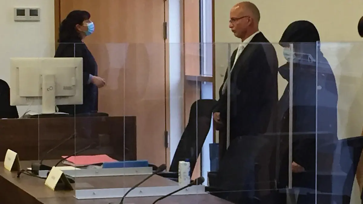 ARCHIV - 18.11.2021, Potsdam: Vor dem Landgericht Potsdam ist eine 52-jährige Pflegekraft (r) wegen Mordes und versuchten Mordes angeklagt. Ihr wird vorgeworfen, sie solle vier Bewohner eines Potsdamer Wohnheims für behinderte Menschen getötet haben. Neben der Angeklagten steht ihr Anwalt, Henry Timm. (zu: dpa «Angehörige eines Potsdamer Opfers: «Er war unser Sonnenschein» ») Foto: Anna Kristina Bückmann/dpa +++ dpa-Bildfunk +++